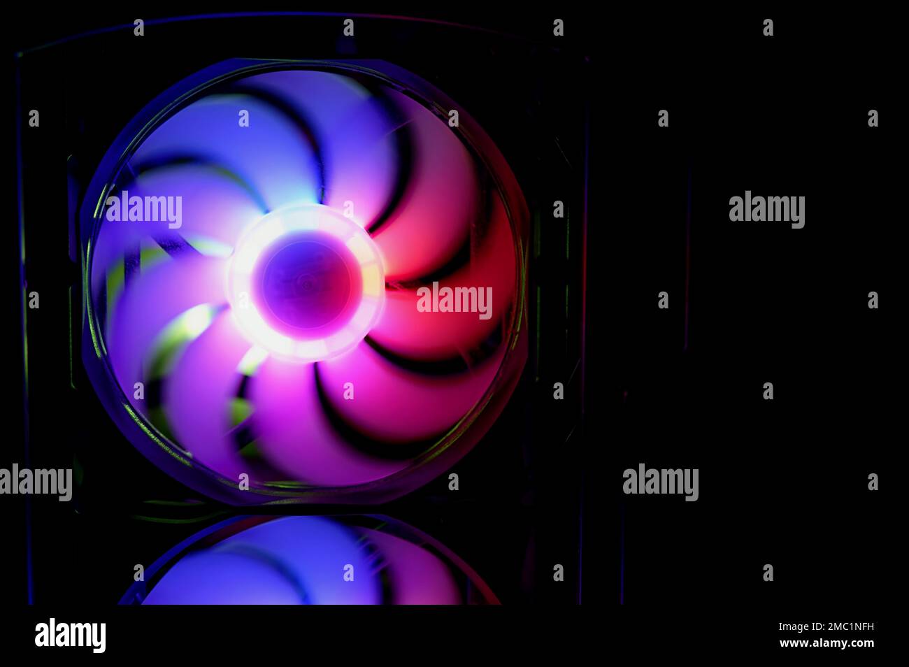 Computerkühler mit RGB-LED-Leuchte. Computerplatine und CPU-Kühlerlüfter leuchten Stockfoto