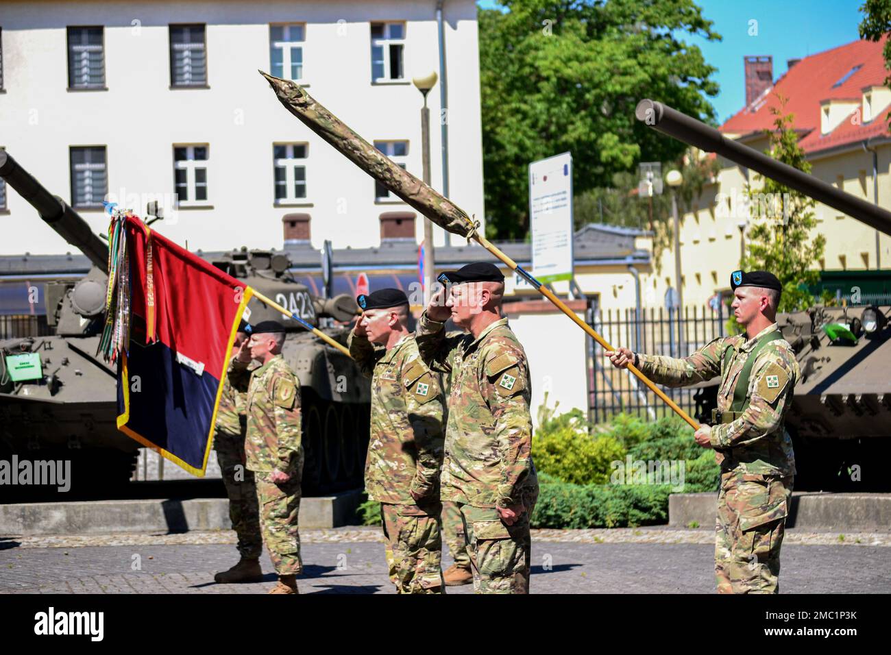 Das 1. Kampfteam der Panzerbrigade, 1. Infanteriedivision, übertrug die Autorität der USA Armeeeinsätze zur Unterstützung der Entschlossenheit des Atlantiks zum 3. Kampfteam der Panzerbrigade, 4. Infanteriedivision während einer Zeremonie zur Übertragung der Autorität in Zagan, Polen, 23. Juni 2022. Das 3/4.-ABCT ist unter anderem dem V-Corps zugewiesen, dem in Europa stationierten US-Stürmer, das mit NATO-Verbündeten und regionalen Sicherheitspartnern zusammenarbeitet, um Kampfkräfte zu bilden, die glaubwürdig sind. Stockfoto