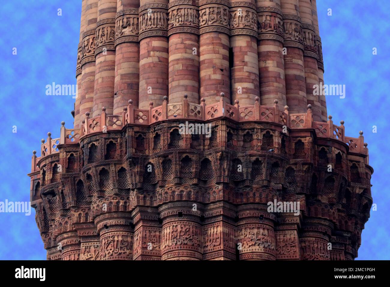 Der Balkon des Siegesturms, der islamischen Architektur von Indo, des UNESCO-Weltkulturerbes, Qutab Minar, Neu-Delhi, Indien Stockfoto