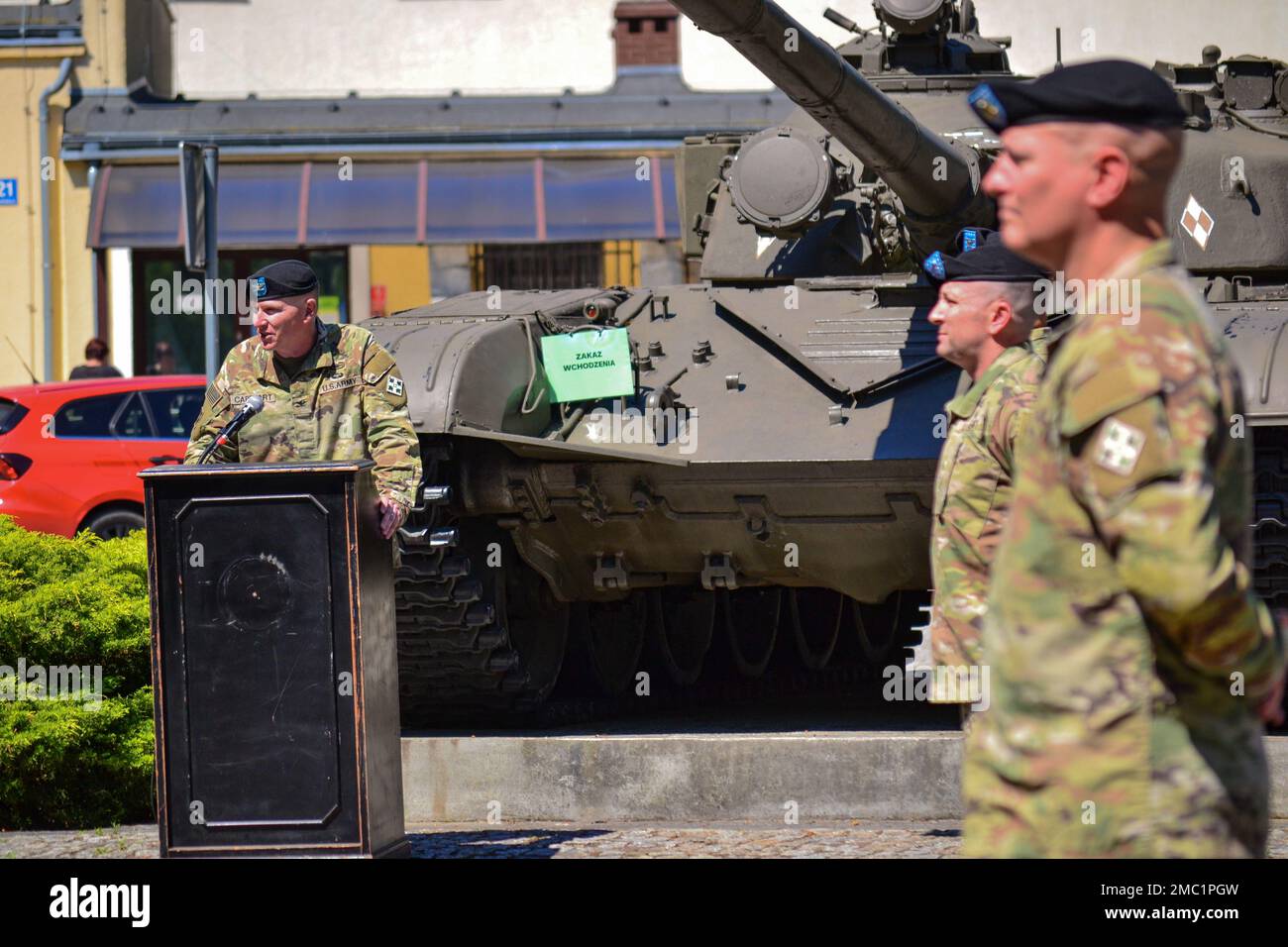 Oberst Stephen Capehart, Befehlshaber des 3. Panzerbrigade-Kampfteams, 4. Infanteriedivision, spricht während der Übertragung der Autorität zwischen dem 1. Panzerbrigade-Kampfteam, 1. Infanteriedivision, und dem 3./4. ABCT, Zagan, Polen, 23. Juni 2022. Das 3/4.-ABCT ist unter anderem dem V-Corps zugewiesen, dem in Europa stationierten US-Stürmer, das mit NATO-Verbündeten und regionalen Sicherheitspartnern zusammenarbeitet, um Kampfkräfte zu bilden, die glaubwürdig sind. Stockfoto