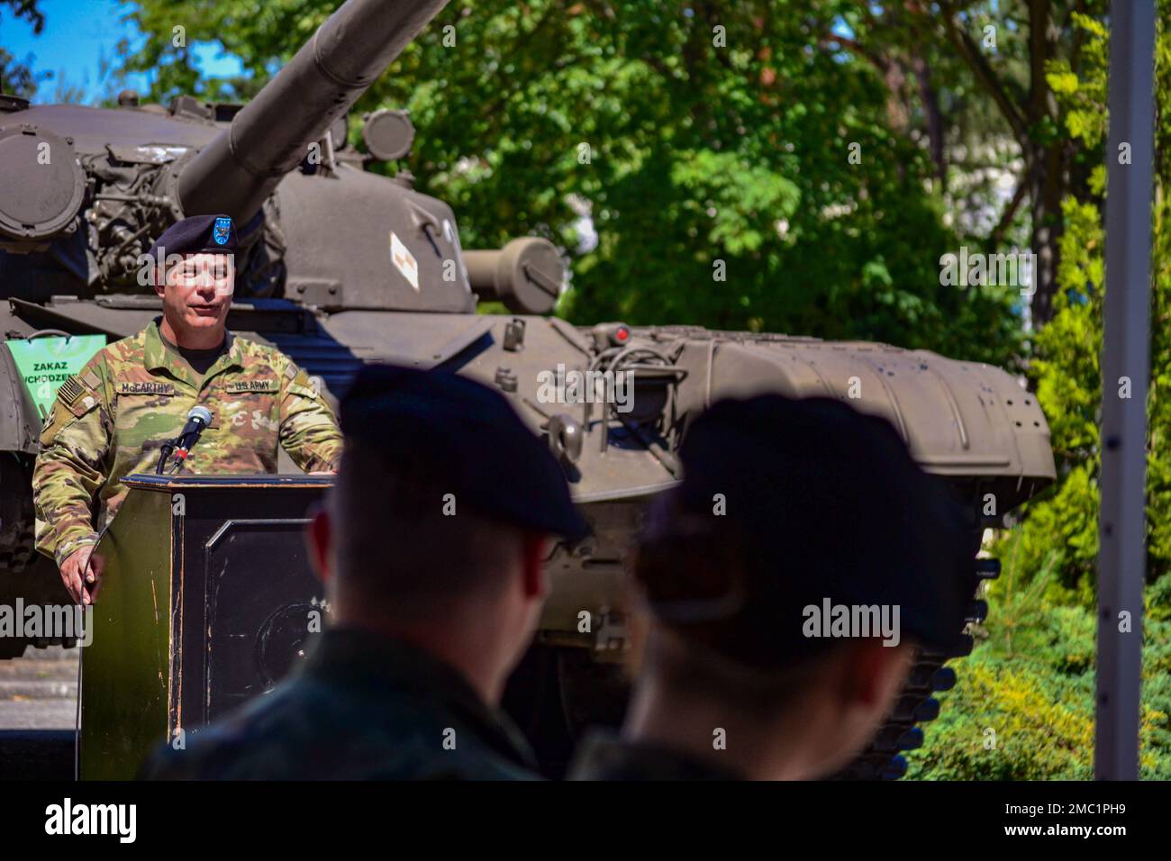 USA Oberst Brian E. McCarthy, Befehlshaber des 1. Panzerbrigade-Kampfteams, 1. Infanteriedivision, spricht während der Übertragung der Autorität der USA Armeeeinsätze zur Unterstützung der atlantischen Entschlossenheit zwischen dem 1/1. ABCT und dem 3. Kampfteam der Panzerbrigade, 4. Infanteriedivision, Zagan, Polen, Juni 23; 2022. Das 3/4.-ABCT ist unter anderem dem V-Corps zugewiesen, dem in Europa stationierten US-Korps, das mit NATO-Verbündeten und regionalen Sicherheitspartnern zusammenarbeitet, um glaubwürdige Kampfkräfte zur Verfügung zu stellen. Stockfoto