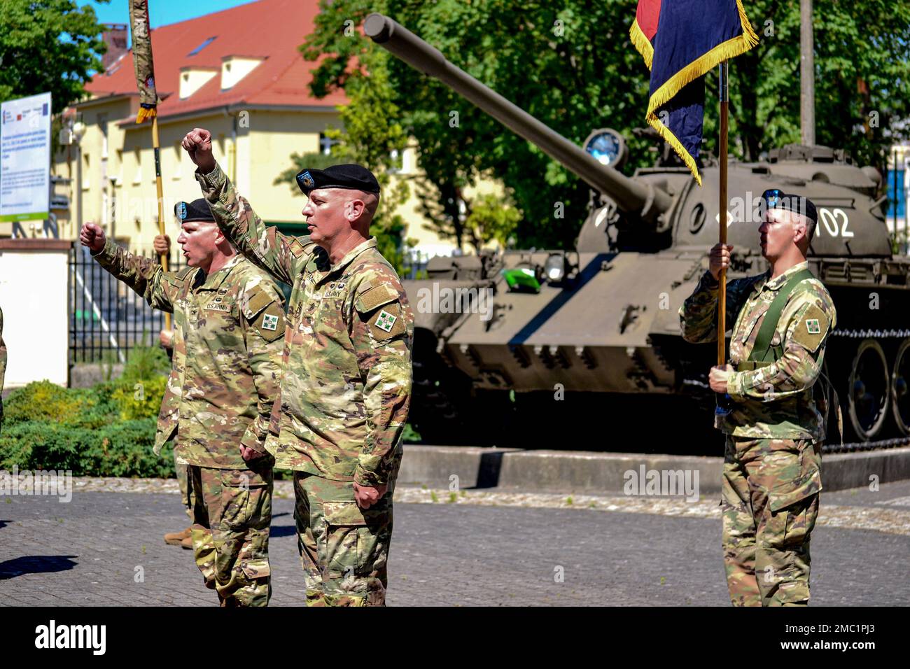 Das 1. Kampfteam der Panzerbrigade, 1. Infanteriedivision, übertrug die Autorität der USA Armeeeinsätze zur Unterstützung der Entschlossenheit des Atlantiks zum 3. Kampfteam der Panzerbrigade, 4. Infanteriedivision während einer Zeremonie zur Übertragung der Autorität in Zagan, Polen, 23. Juni 2022. Das 3/4.-ABCT ist unter anderem dem V-Corps zugewiesen, dem in Europa stationierten US-Stürmer, das mit NATO-Verbündeten und regionalen Sicherheitspartnern zusammenarbeitet, um Kampfkräfte zu bilden, die glaubwürdig sind. Stockfoto