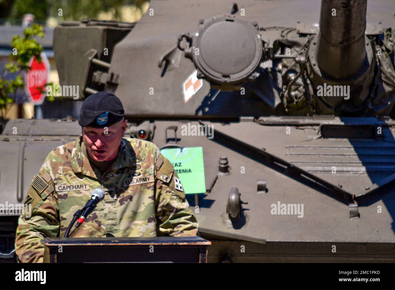 Oberst Stephen Capehart, Befehlshaber des 3. Panzerbrigade-Kampfteams, 4. Infanteriedivision, spricht während der Übertragung der Autorität zwischen dem 1. Panzerbrigade-Kampfteam, 1. Infanteriedivision, und dem 3./4. ABCT, Zagan, Polen, 23. Juni 2022. Das 3/4.-ABCT ist unter anderem dem V-Corps zugewiesen, dem in Europa stationierten US-Stürmer, das mit NATO-Verbündeten und regionalen Sicherheitspartnern zusammenarbeitet, um Kampfkräfte zu bilden, die glaubwürdig sind. Stockfoto