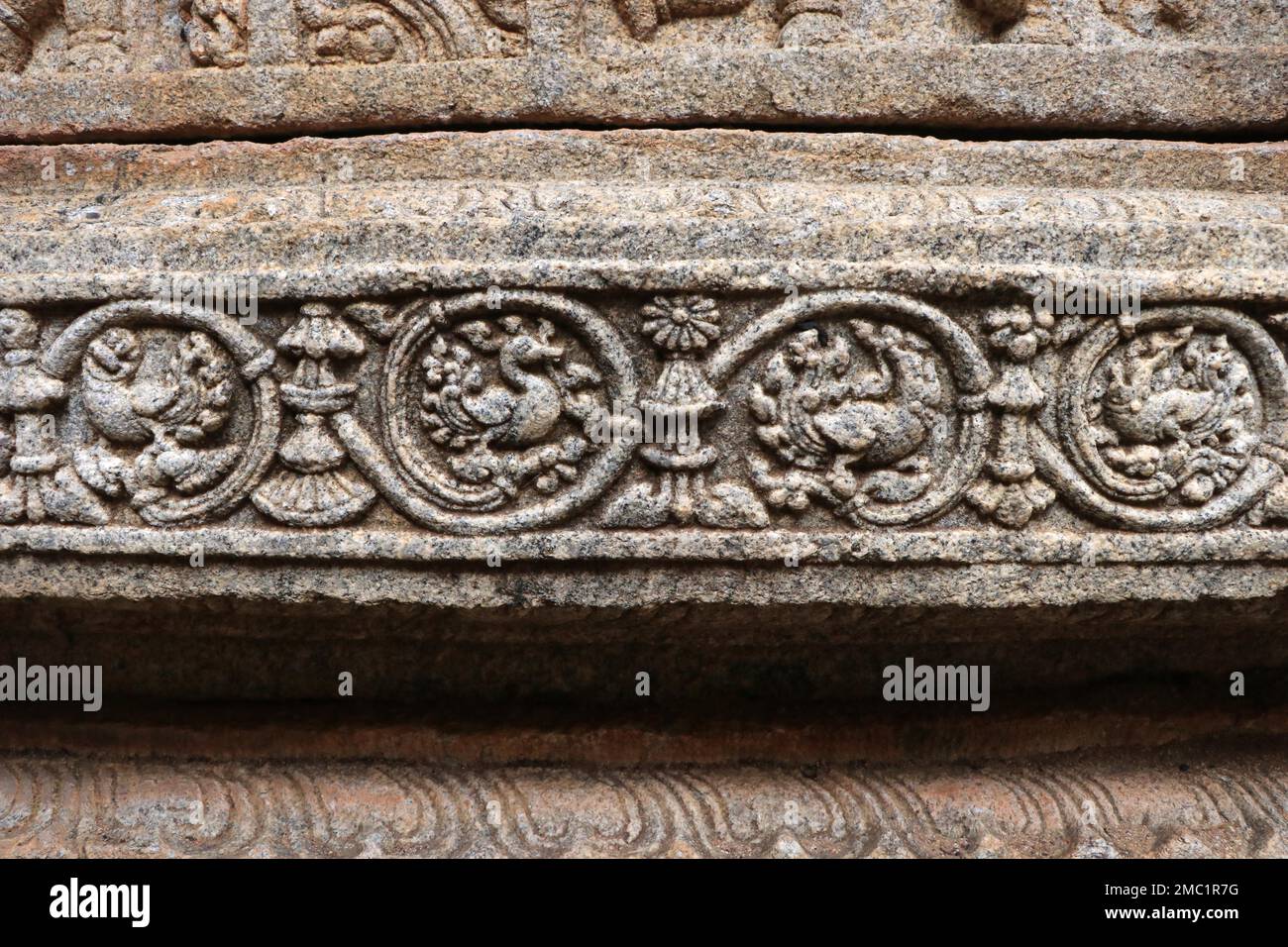 Pfauenmuster und Ohrringe aus Stein, Lepakshi, Andhra Pradesh Stockfoto