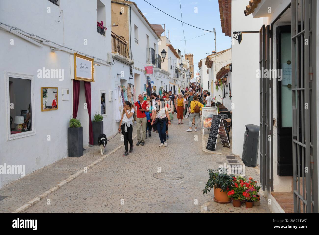 Passanten in einer Altstadtgasse, Altea, Costa Blanca, Provinz Alicante, Land Valencia, Spanien Stockfoto