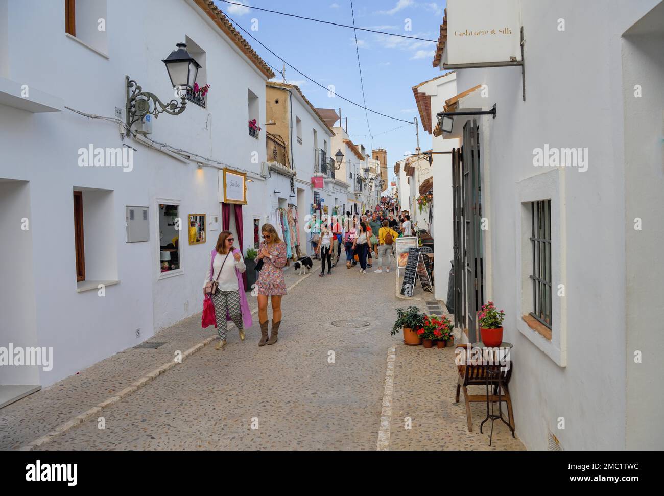 Passanten in einer Altstadtgasse, Altea, Costa Blanca, Provinz Alicante, Land Valencia, Spanien Stockfoto