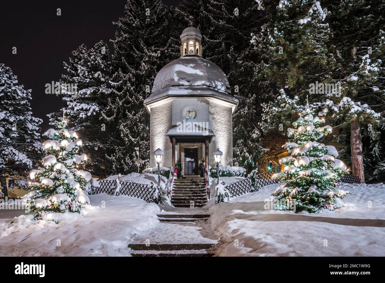 Stille Nachtkapelle im Winter, Nachtaufnahme mit Weihnachtsbäumen und Schnee, Oberndorf, Salzburg Stockfoto