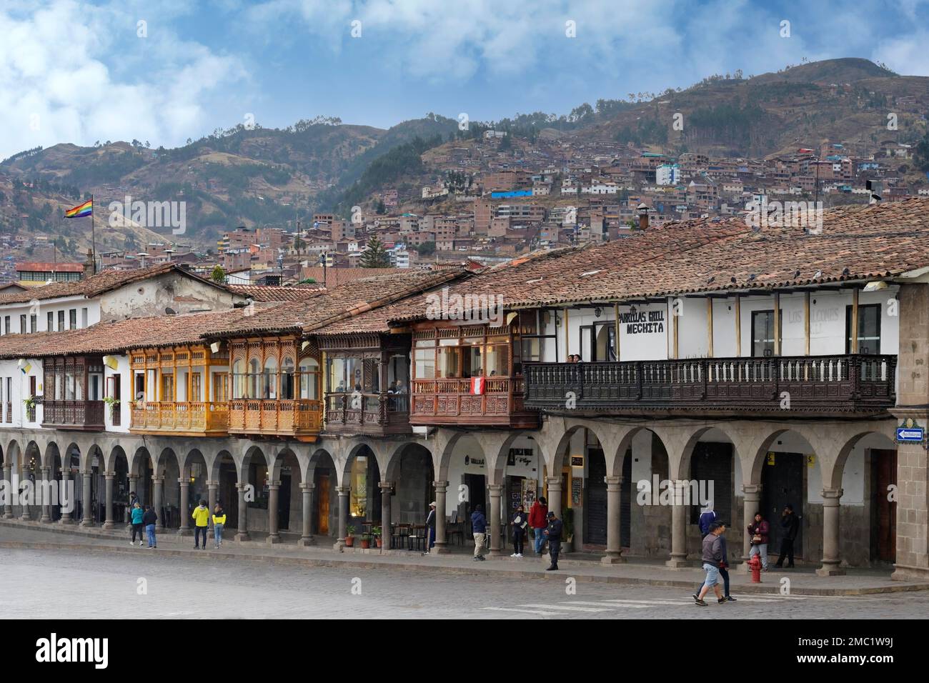 Spanische Kolonialgebäude mit Balkonen, Plaza de Armas, Cusco, Peru Stockfoto