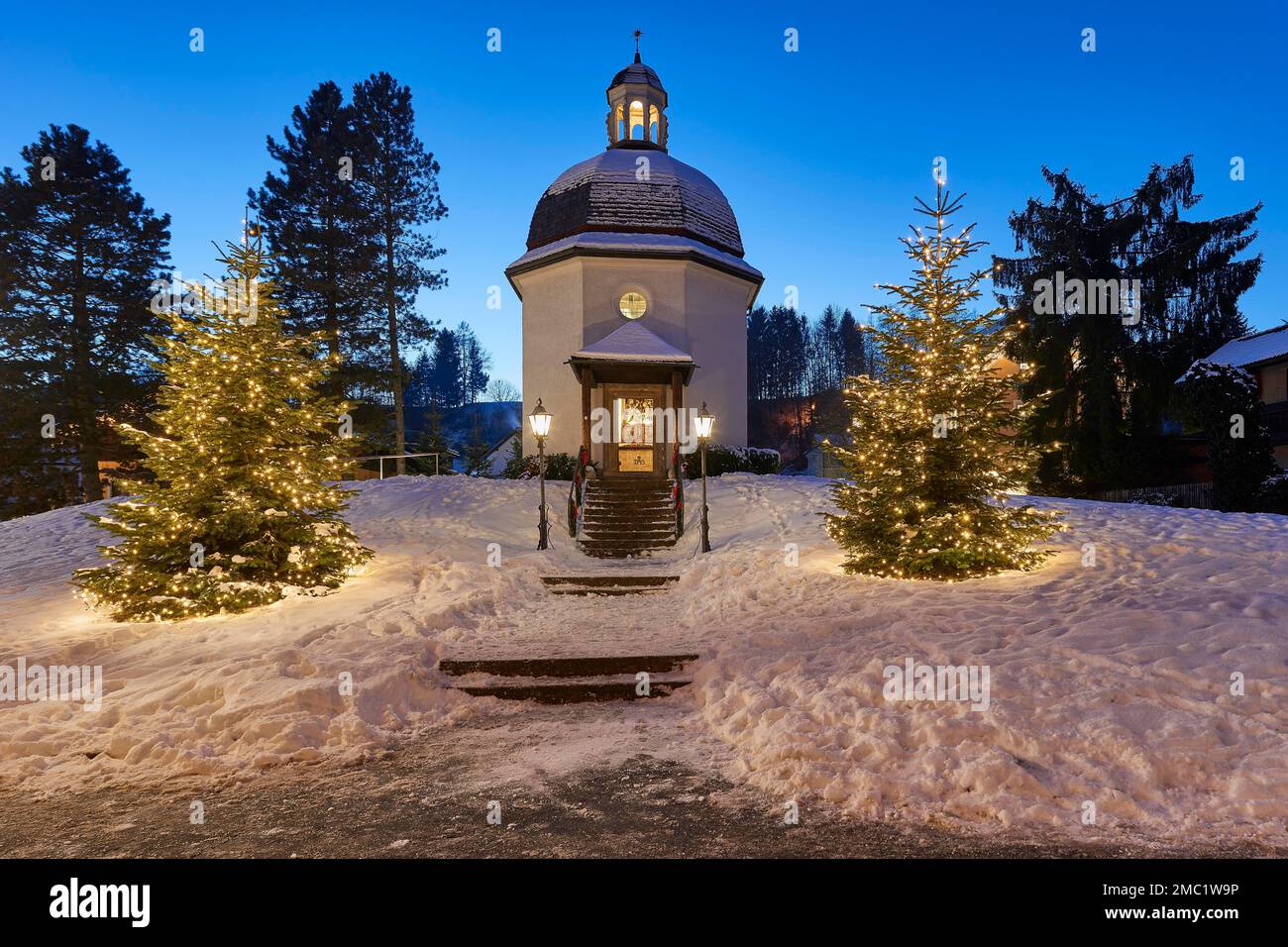 Stille Nachtkapelle im Winter, Nachtaufnahme mit Weihnachtsbäumen und Schnee, Oberndorf, Salzburg Stockfoto