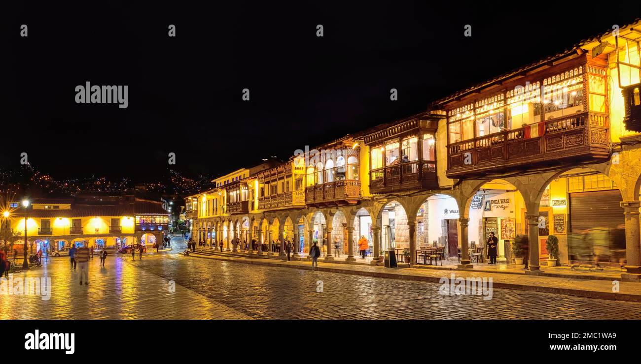 Spanische Kolonialgebäude mit Balkonen bei Nacht, Plaza de Armas, Cusco, Peru Stockfoto