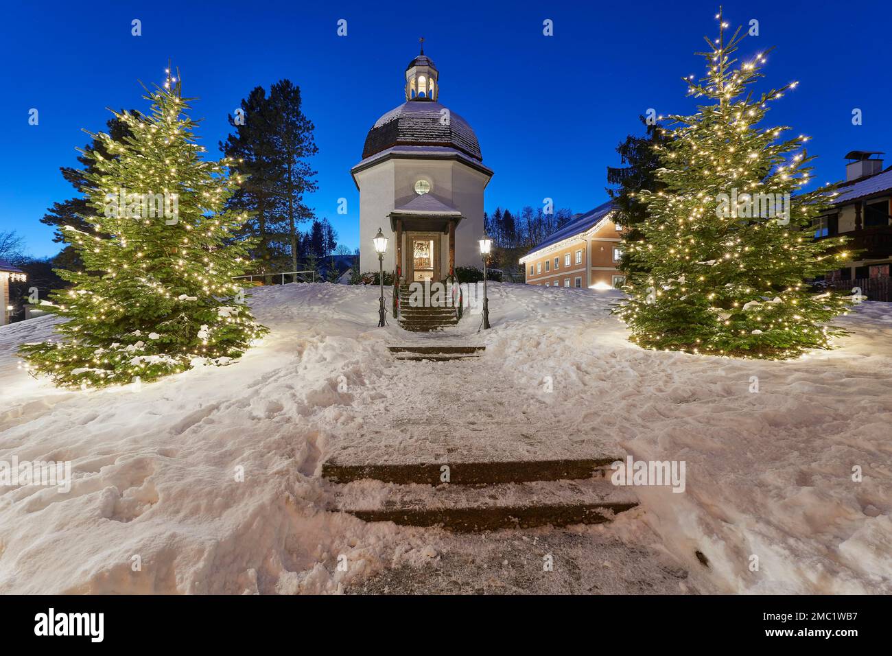 Stille Nachtkapelle im Winter, Nachtaufnahme mit Weihnachtsbäumen und Schnee, Oberndorf, Salzburg Stockfoto