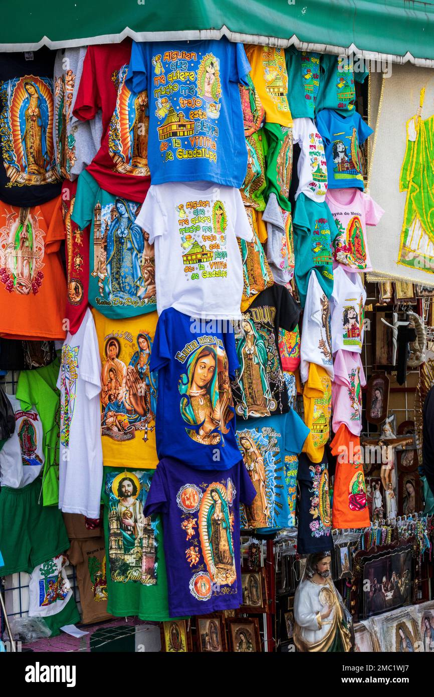 T-Shirts mit religiösen Bildern werden in der Nähe der Basilika unserer Lieben Frau von Guadalupe, der Basilika Santa María de Guadalupe, Mexiko-Stadt, Mexiko, Amerika verkauft Stockfoto