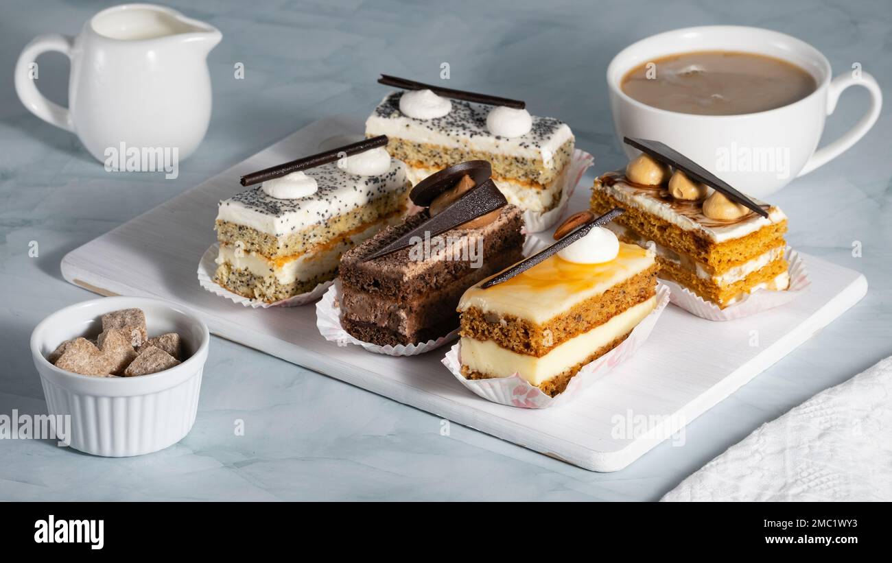 Ein Set köstlicher Kuchen und Kaffee auf einem hellen Tisch Stockfoto