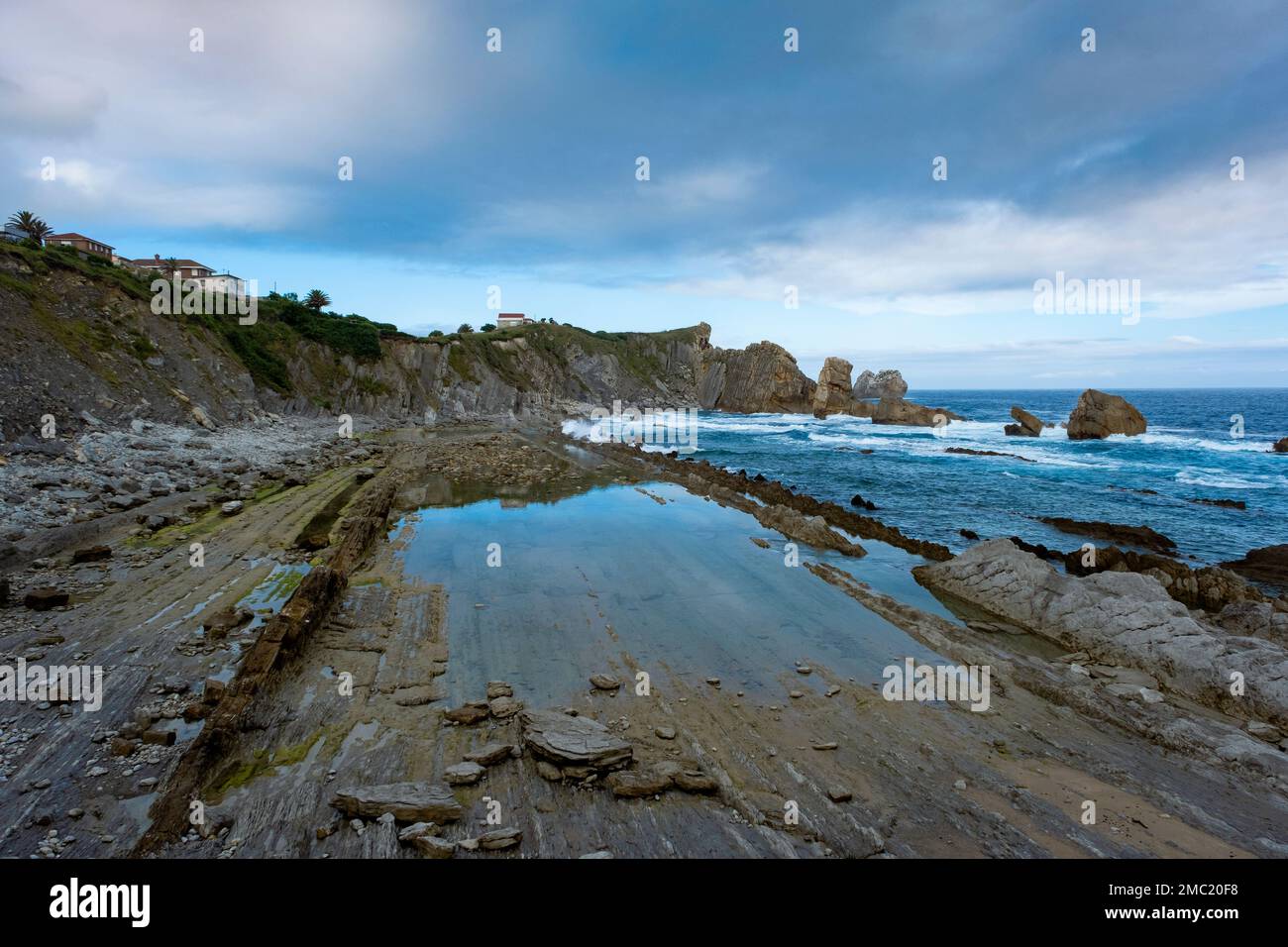 Wellenabriebplattform am Strand von La Arnia, Liencres, Costa Quebrada, Broken Coast, Kantabrien, Spanien Stockfoto