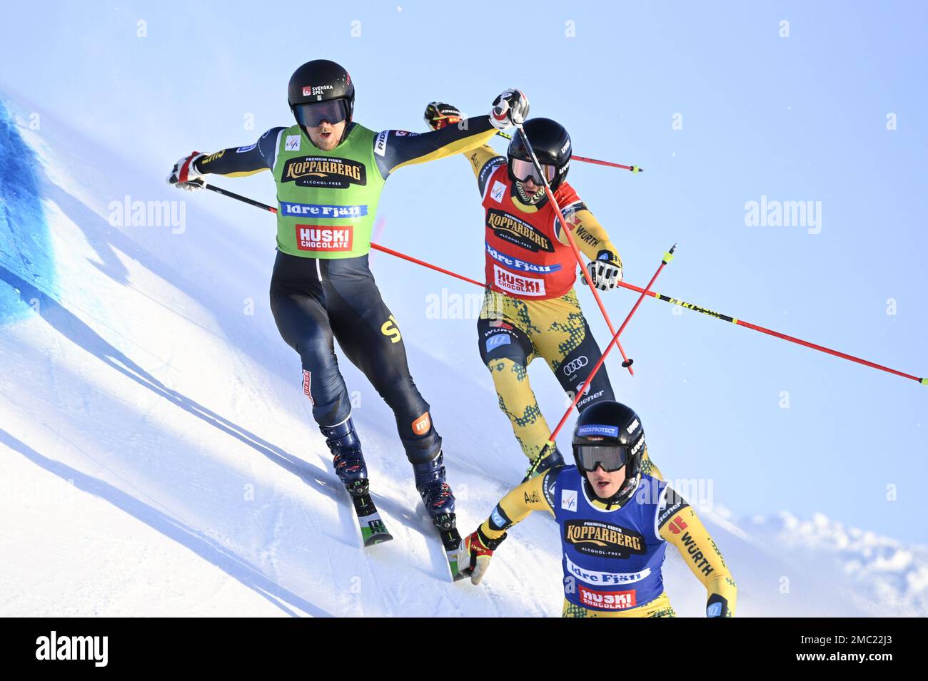 Der schwedische Erik Mobarj (grün), der deutsche Niklas Bachsleitner (rot) und der deutsche Tobias Mueller (blau) in Aktion während des Männer-Skikreuzes Acht-fina Stockfoto