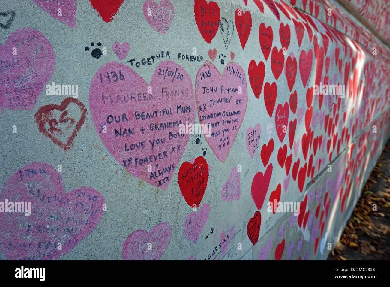 Herzen mit persönlichen Anmerkungen, National Covid Memorial Wall, London, England, Großbritannien Stockfoto