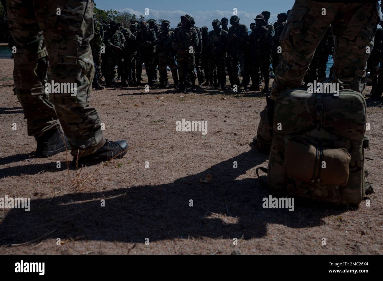 Mitglieder der Malawian Maritime Force haben einen Bericht nach der Aktion mit Mitgliedern einer US-amerikanischen Operational Detachment Alpha (ODA)-Team während einer gemeinsamen kombinierten Austauschschulung (JCET) in Monkey Bay, Malawi, 23. Juni 2022. JCETS verbessert die Beziehungen der USA zu Partnerländern durch den Aufbau und die Aufrechterhaltung kritischer Verbindungen zwischen Militär und Militär sowie durch die Verbesserung der gemeinsamen Bereitschaft und Interoperabilität der Verbündeten. Stockfoto