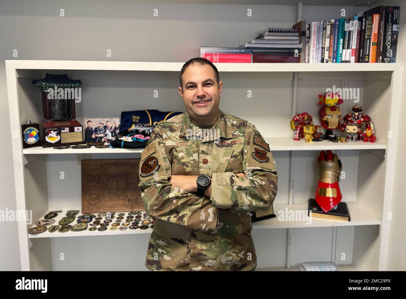 USA Air Force Major Dexter Webb, Kommandeur der 17. Kommunikationsgeschwader, präsentiert seine Büroaufstellung am Goodfellow Air Force Base, Texas, 23. Juni 2022. Webb lebte mehr als die Hälfte seines Lebens in Übersee und hat eine lange Militärfamilie, die bis zur Amerikanischen Revolution zurückreicht. Stockfoto