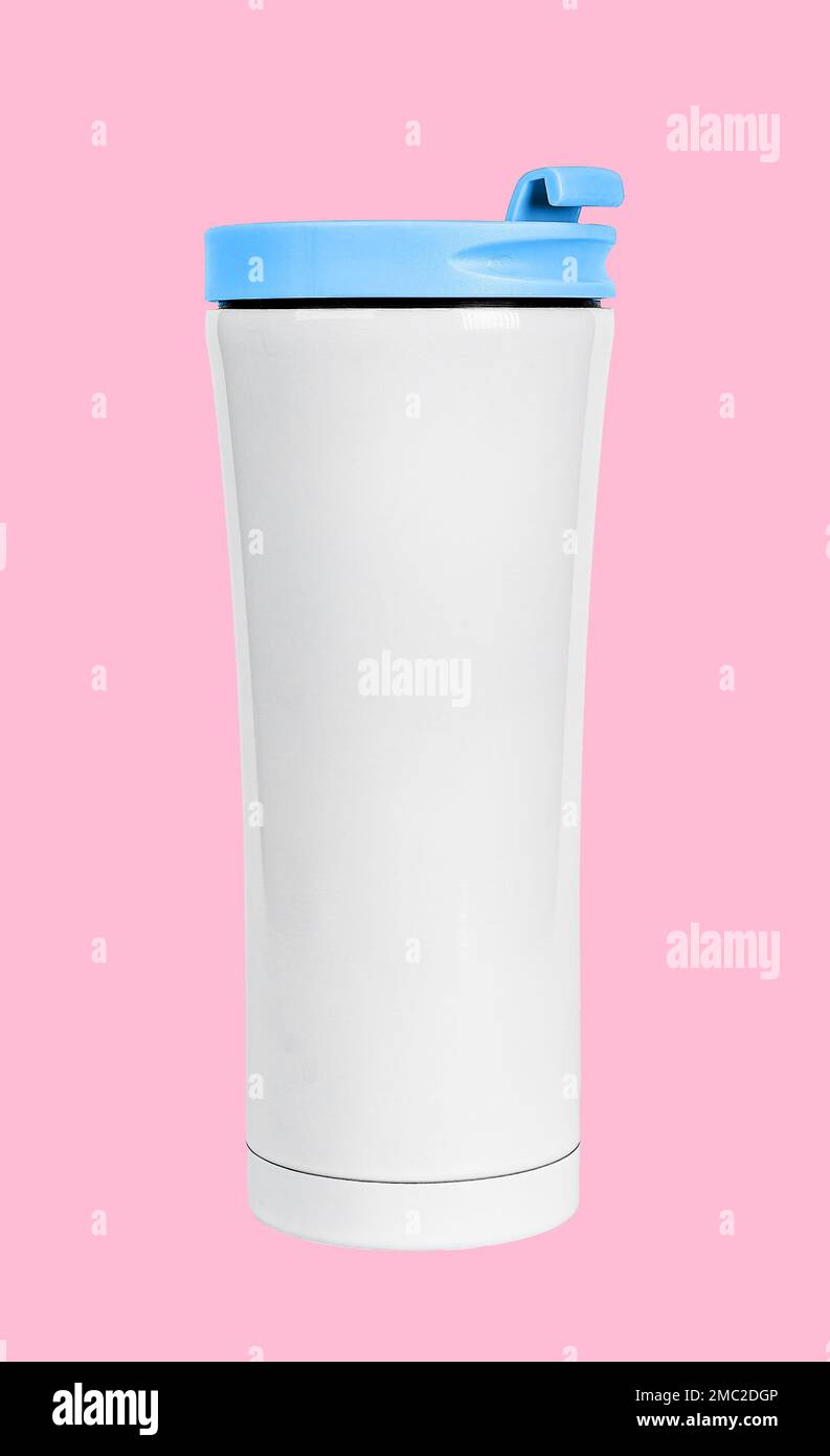Thermo Becher, Reisebecher, Becher, Öko-Becher mit blauer Kappe auf pinkfarbenem Hintergrund. Hochwertiges Foto Stockfoto