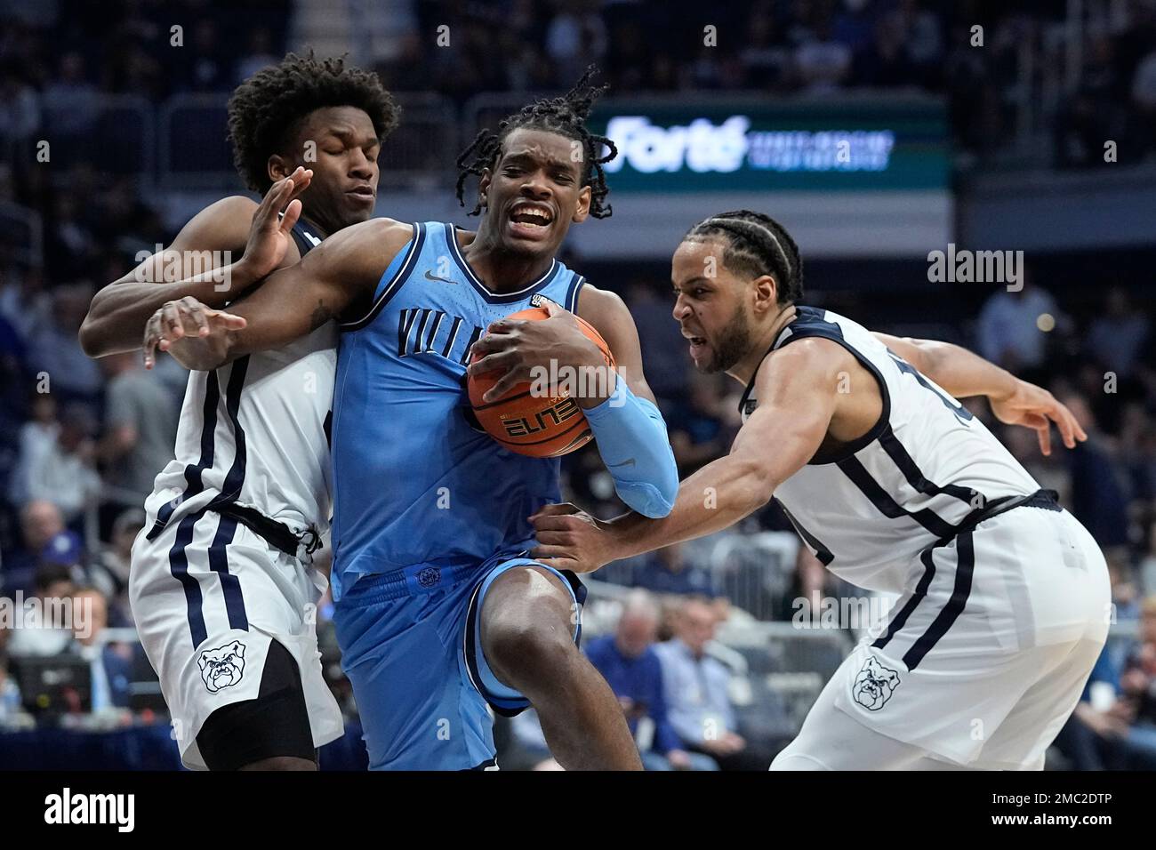Villanova forward Brandon Slater, center, drives to the basket between Butler guard Chuck Harris, left, and forward Bryce Nze, right, during the second half of an NCAA college basketball game, Saturday, March 5, 2022, in Indianapolis. (AP Photo/Darron Cummings) Stockfoto