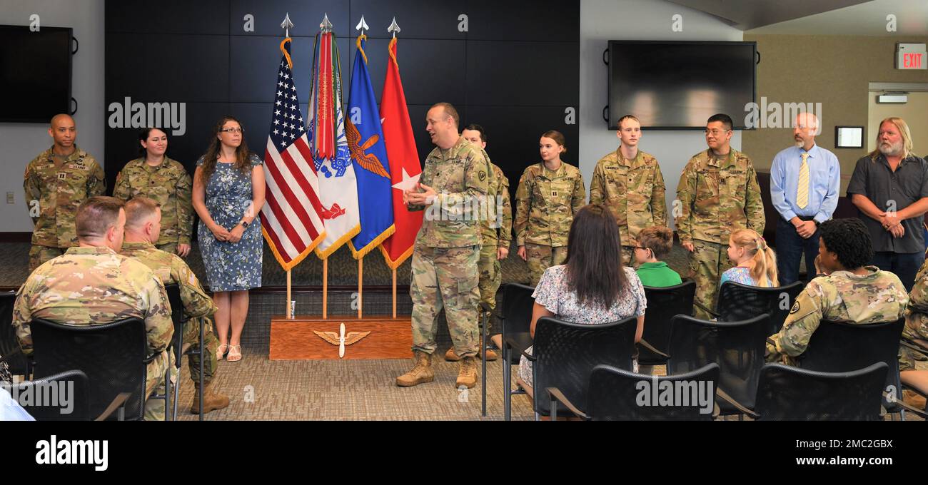 LT. Oberstleutnant Michael C. Cusack, Anwalt des Stabrichters, spricht während einer Zeremonie zu Ehren der Mitglieder des Fort Rucker Soldier and Family Legal Assistance Office, weil sie das einzige Team in den USA sind Die Armee wurde ausgewählt, um den Legal Assistance Distinguished Service Award der American Bar Association in den USA zu erhalten Army Aviation Center of Excellence 24. Juni 2022. Stockfoto