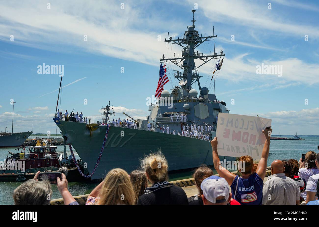 NORFOLK, VA (24. Juni 2022) die Arleigh-Burke-Klasse-Guided-Missile-Destroyer USS Gravely (DDG 107) kehrt nach einem planmäßigen Einsatz zur Unterstützung der maritimen Sicherheitseinsätze und der Zusammenarbeit bei der Theatersicherheit vom Juni 24 zur Naval Station Norfolk zurück. Gravely wurde als Teil der Harry S. Truman Carrier Strike Group eingesetzt. Stockfoto