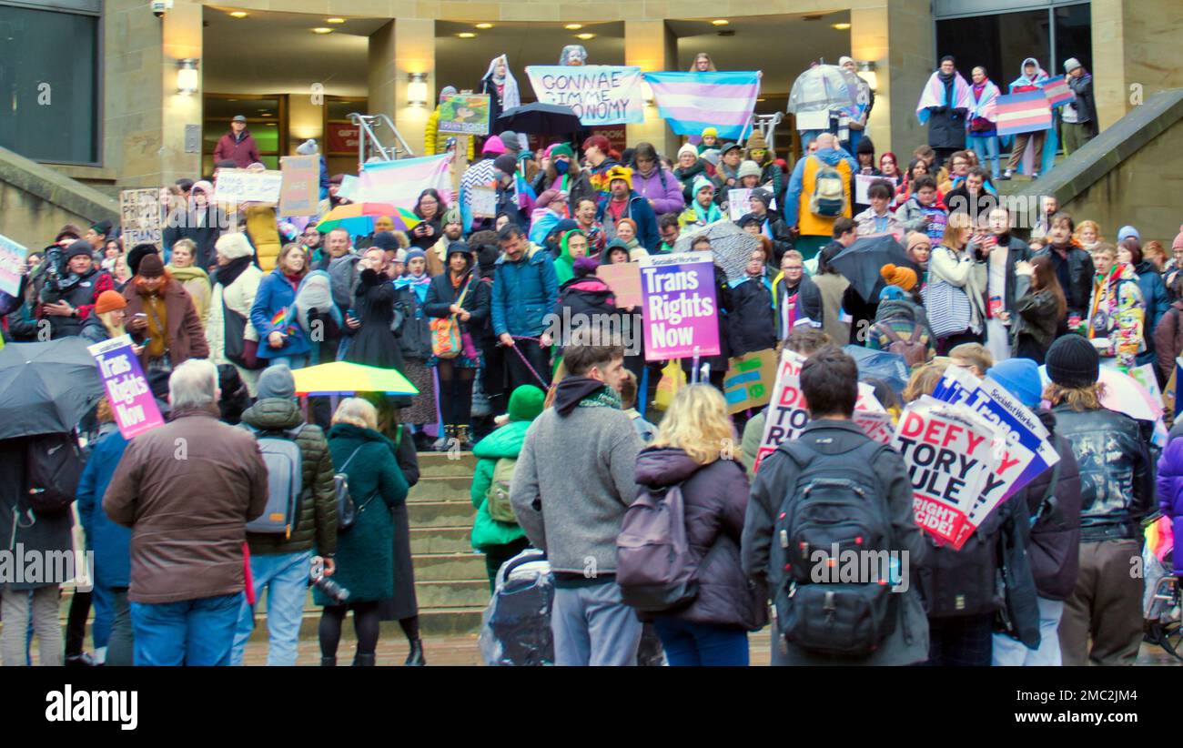 Glasgow, Schottland, Vereinigtes Königreich 21. Januar 2023. Große Menschenmassen verschiedener unterstützender Gruppen nahmen heute um 11 Uhr an der Rally for Trans Equality auf den Stufen der Buchanan-Galerien Teil Credit Gerard Ferry/Alamy Live News Stockfoto