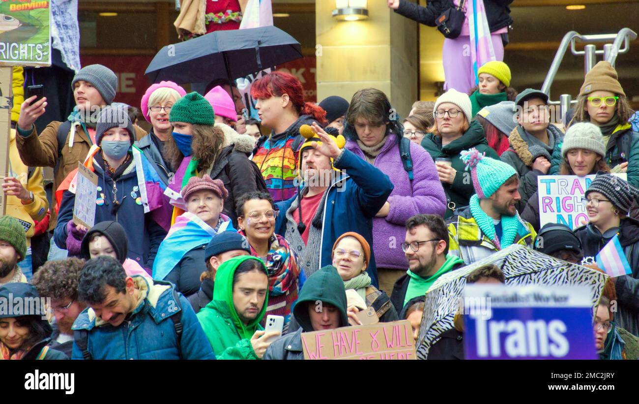 Glasgow, Schottland, Vereinigtes Königreich 21. Januar 2023. Große Menschenmassen verschiedener unterstützender Gruppen nahmen heute um 11 Uhr an der Rally for Trans Equality auf den Stufen der Buchanan-Galerien Teil Credit Gerard Ferry/Alamy Live News Stockfoto