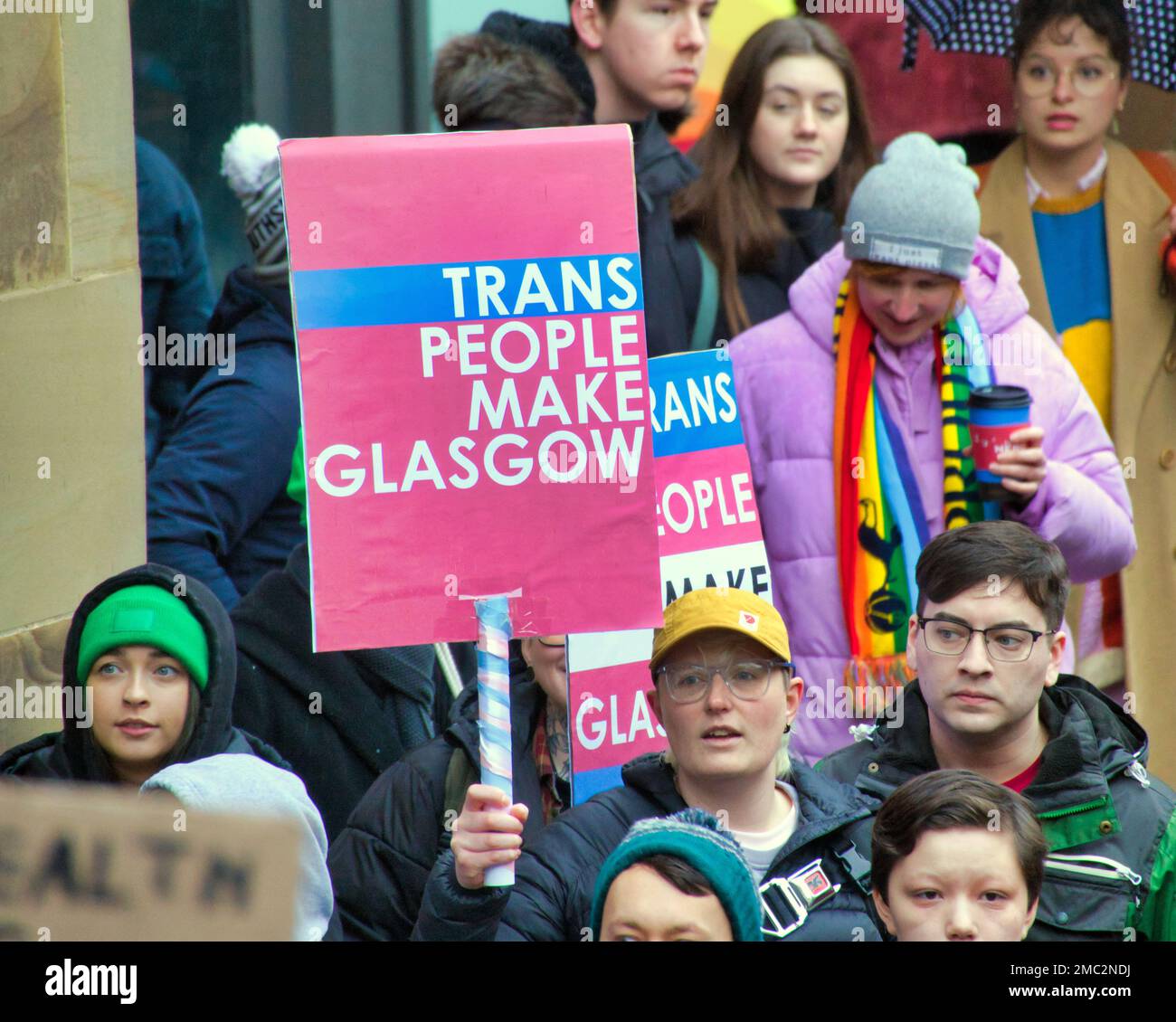 Glasgow, Schottland, Vereinigtes Königreich 21. Januar 2023. Große Menschenmassen verschiedener unterstützender Gruppen nahmen heute um 11 Uhr an der Rally for Trans Equality auf den Stufen der Buchanan-Galerien Teil Credit Gerard Ferry/Alamy Live News Stockfoto