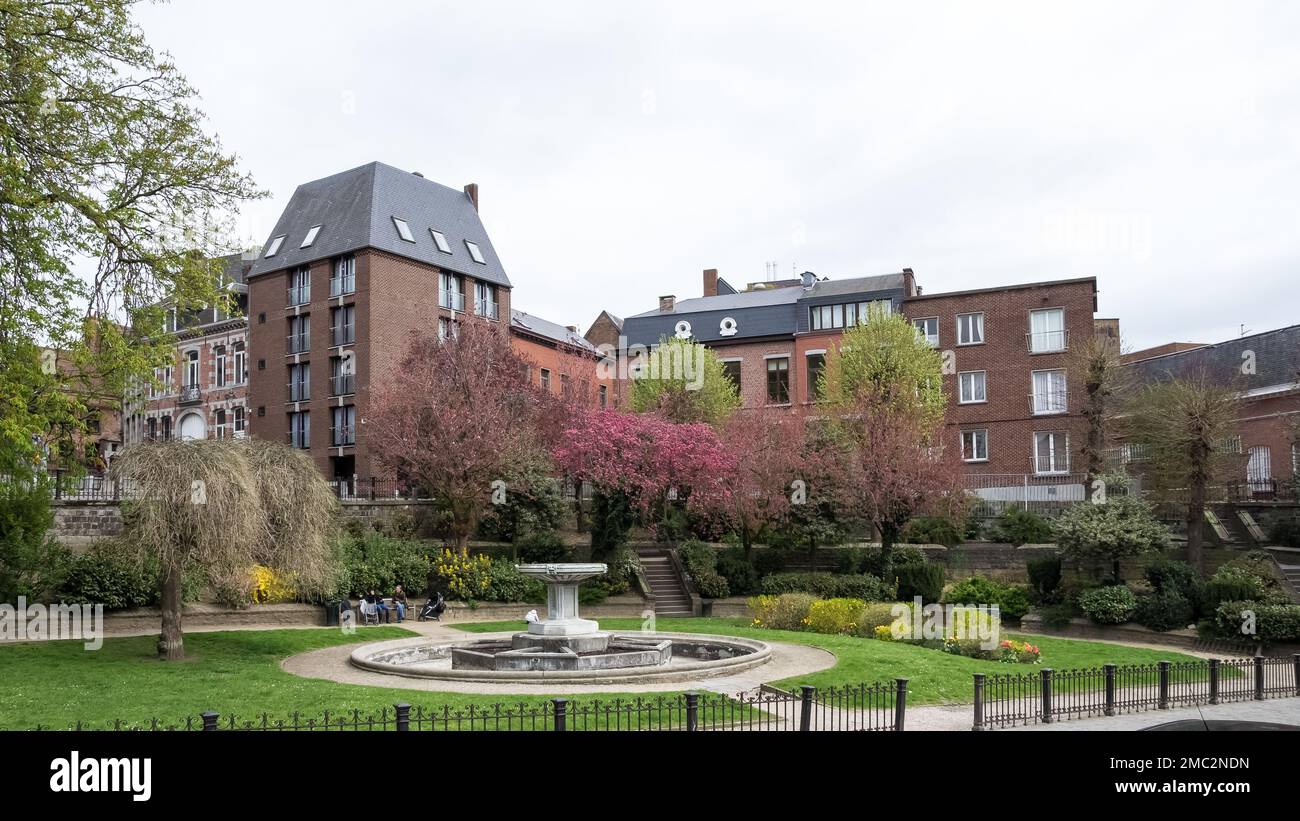 Architektonische Details des Platzes Saint-Germain, einem öffentlichen Garten und Grünbereich in der belgischen Stadt Mons. Stockfoto