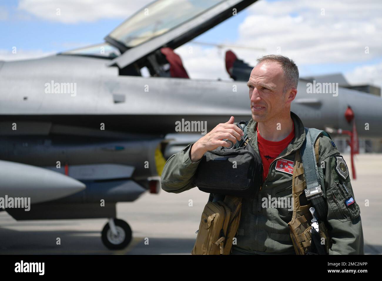 USA Oberstleutnant Shaun Loomis, Befehlshaber der 480. Kampfgeschwader vom Luftwaffenstützpunkt Spangdahlem, Deutschland, trifft am 24. Juni 2022 in Portugal für die Übung Real Thaw 22 am Luftwaffenstützpunkt Beja, Portugal ein. Real Thaw 22 ist eine multinationale Trainingsübung der portugiesischen Luftwaffe. Das 480. Kampfgeschwader hat 18 F-16 Kampfflugzeuge und etwa 320 Airmen zu dieser Schulung geschickt. Stockfoto