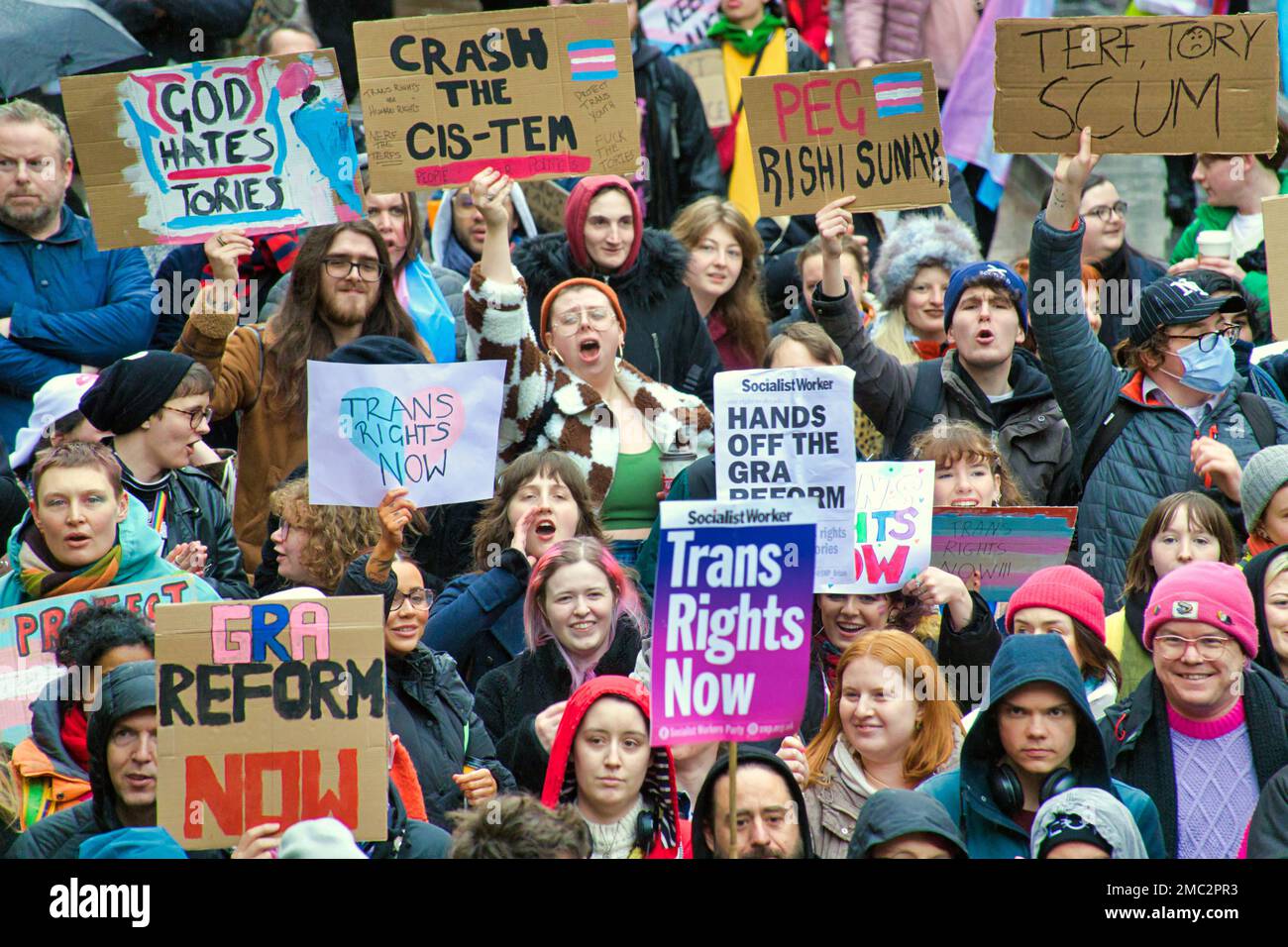 Glasgow, Schottland, Vereinigtes Königreich 21. Januar 2023. Große Menschenmassen verschiedener unterstützender Gruppen nahmen heute um 11 Uhr an der Rally for Trans Equality auf den Stufen der Buchanan-Galerien Teil Credit Gerard Ferry/Alamy Live News Stockfoto