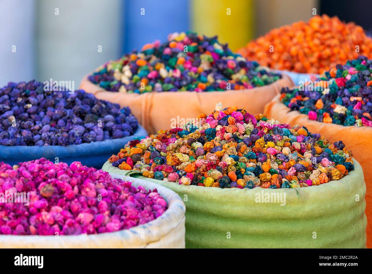 Straßenmarkt in Marrakesch, Marokko, Afrika. Marokkanische Küche. Gewürze und Tee. Stockfoto