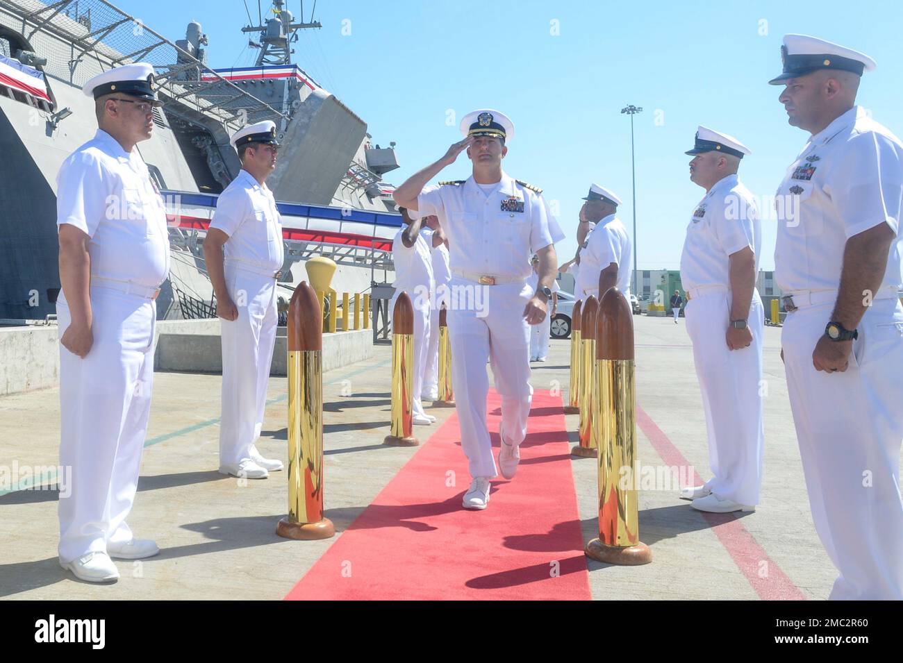220624-N-ZS023-1007 SAN DIEGO (24. Juni 2022) Captain Marc Crawford, Center, salutiert Sideboys bei der Ankunft zur Zeremonie des Kommandowechsels für Commander, Littoral Kampfschiff Geschwader EINS. LCS sind schnelle, agile, missionsorientierte Plattformen, die für den Einsatz in küstennahen Umgebungen konzipiert sind und sich gegen Bedrohungen an der Küste des 21. Jahrhunderts durchsetzen. Die LCS unterstützen die Präsenz nach vorn, die Gefahrenabwehr im Seeverkehr, die Seekontrolle und Abschreckungsmissionen. Stockfoto