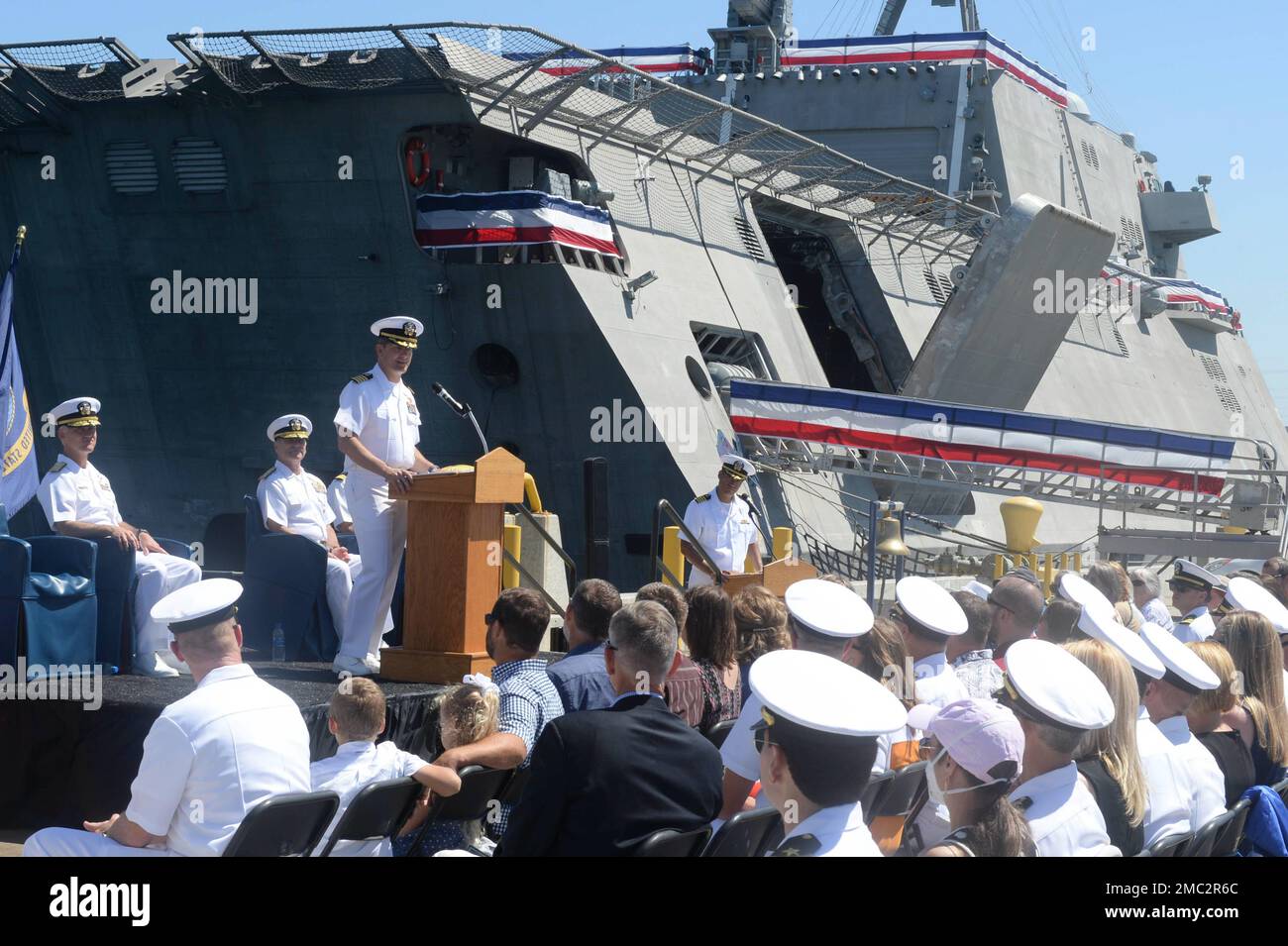 220624-N-ZS023-1115 SAN DIEGO (24. Juni 2022) Kapitän Marc Crawford, kommodore des Littoral-Kampfschiffs Staffel EINS (COMLCSRON ONE), spricht nach Übernahme des Kommandos an Seeleute und Gäste. LCS sind schnelle, agile, missionsorientierte Plattformen, die für den Einsatz in küstennahen Umgebungen konzipiert sind und sich gegen Bedrohungen an der Küste des 21. Jahrhunderts durchsetzen. Die LCS unterstützen die Präsenz nach vorn, die Gefahrenabwehr im Seeverkehr, die Seekontrolle und Abschreckungsmissionen. Stockfoto