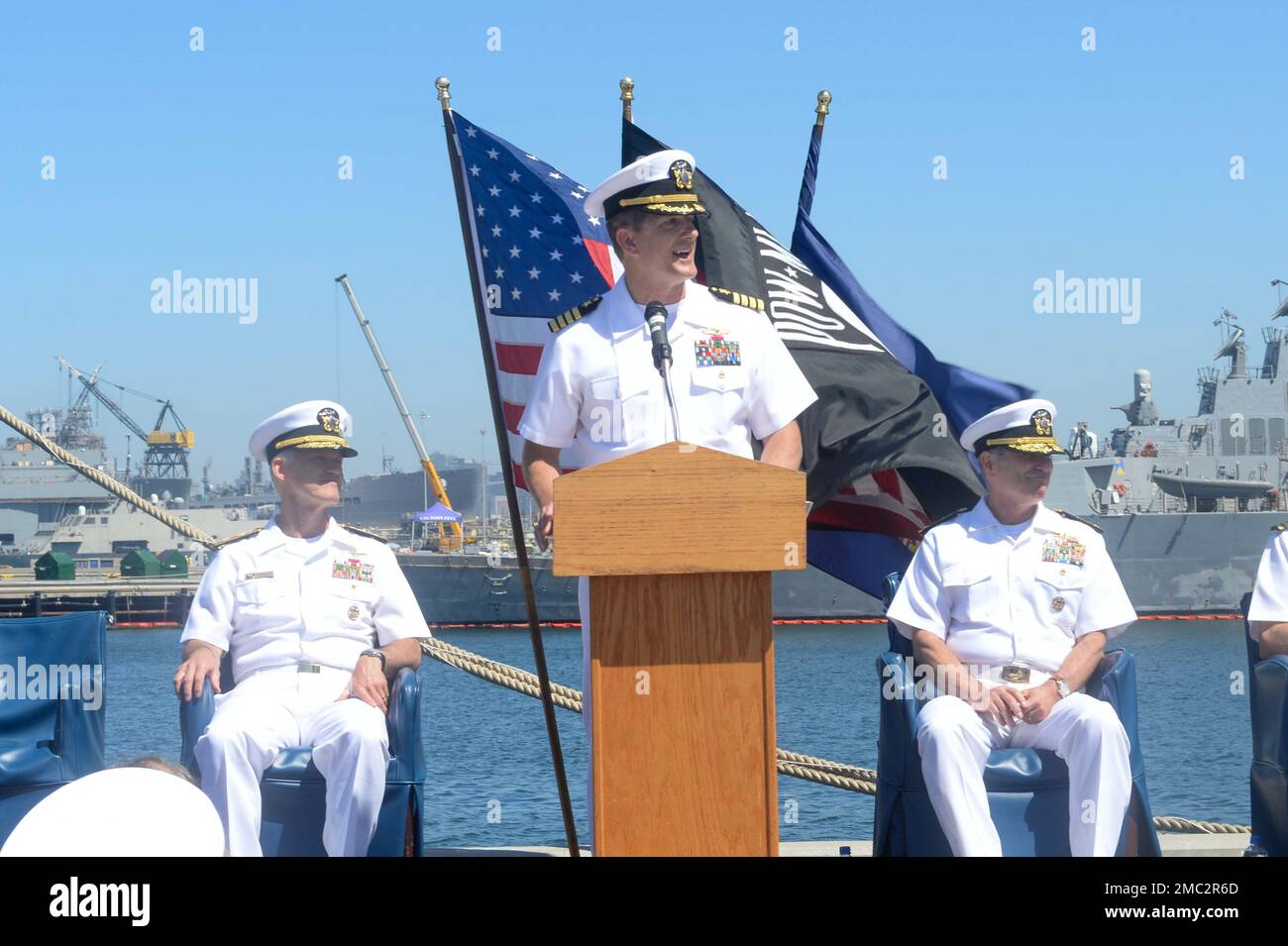 220624-N-ZS023-1103 SAN DIEGO (24. Juni 2022) Captain Marc Crawford, kommodore des Littoral-Kampfschiffs Geschwader 1, spricht nach Übernahme des Kommandos vor Seeleuten und Gästen. LCS sind schnelle, agile, missionsorientierte Plattformen, die für den Einsatz in küstennahen Umgebungen konzipiert sind und sich gegen Bedrohungen an der Küste des 21. Jahrhunderts durchsetzen. Die LCS unterstützen die Präsenz nach vorn, die Gefahrenabwehr im Seeverkehr, die Seekontrolle und Abschreckungsmissionen. Stockfoto