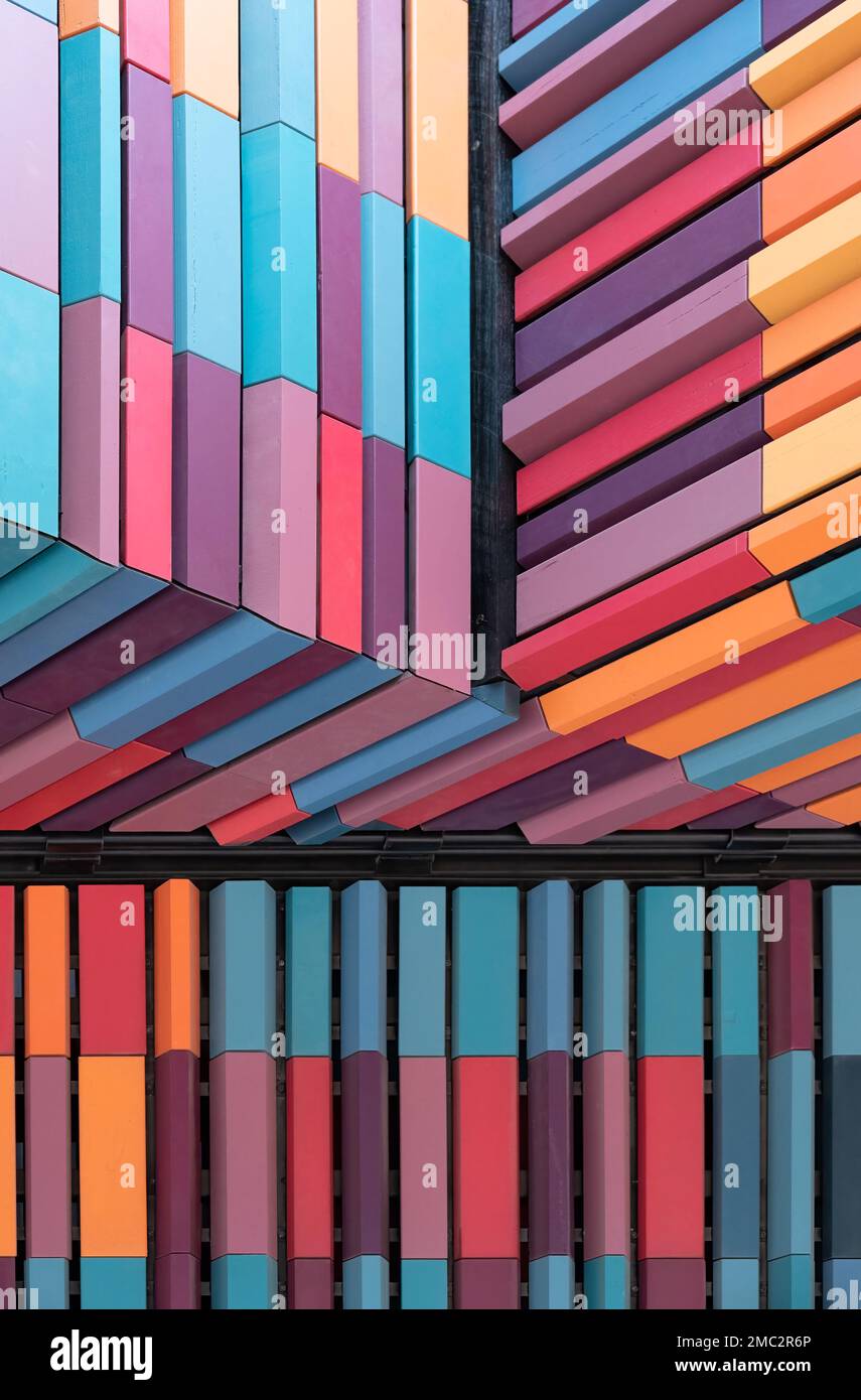 Melbourne, Australien: Café und Bar für den Campus der University of Melbourne von Searle x Waldron Architecture, mit farbigen Leisten Stockfoto