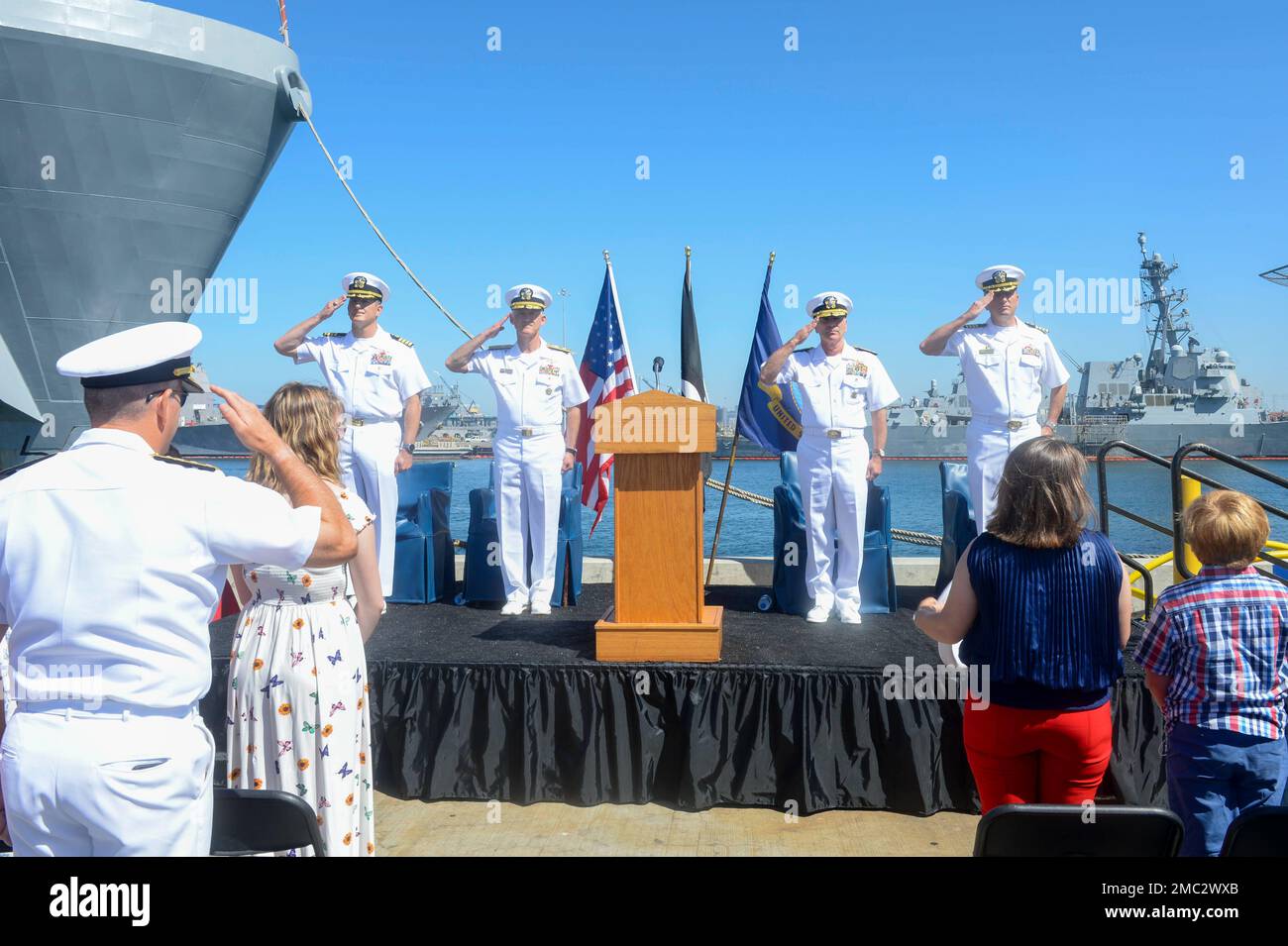 220624-N-ZS023-1026 SAN DIEGO (24. Juni 2022) Führungs- und Matrosen verleihen während einer Zeremonie zum Kommandowechsel für Littoral Combat Ship Squadron ONE (COMLCSRON) auf der Marinebasis San Diego Auszeichnungen. LCS sind schnelle, agile, missionsorientierte Plattformen, die für den Einsatz in küstennahen Umgebungen konzipiert sind und sich gegen Bedrohungen an der Küste des 21. Jahrhunderts durchsetzen. Die LCS unterstützen die Präsenz nach vorn, die Gefahrenabwehr im Seeverkehr, die Seekontrolle und Abschreckungsmissionen. Stockfoto