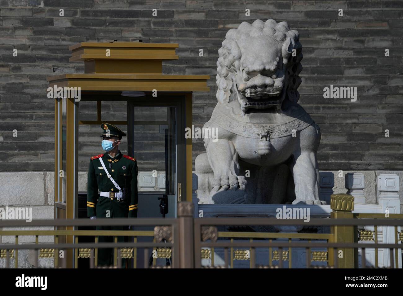A Chinese paramilitary policeman stands guard near a stone lion near the Great Hall of the People where the annual parliamentary meetings will be held on Thursday, March 3, 2022, in Beijing. China's 3,000-member ceremonial parliament will open its annual session Saturday with the government facing a slowing economy and international pressure over its stance on Russia's invasion of Ukraine. (AP Photo/Ng Han Guan) Stockfoto