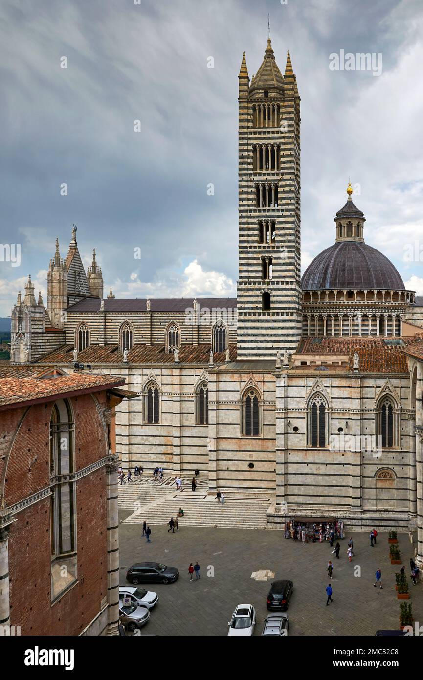 Blick auf die Kathedrale von Siena an einem sonnigen Tag Stockfoto