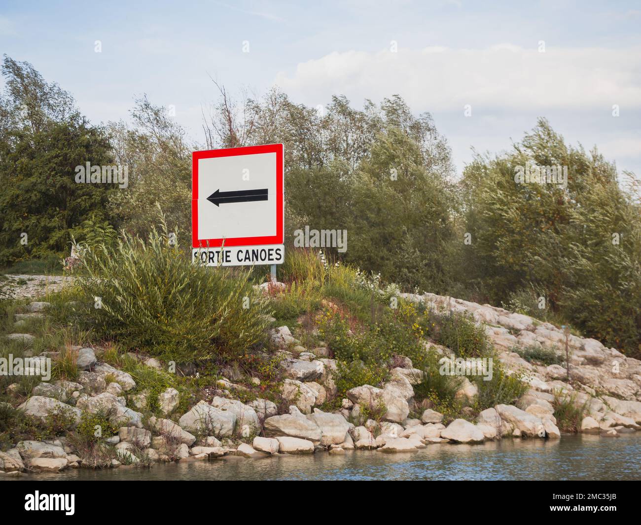 Ausgangsschild für Kanus auf dem Fluss. "SORTIE CANOES" in französischer Sprache. Stockfoto