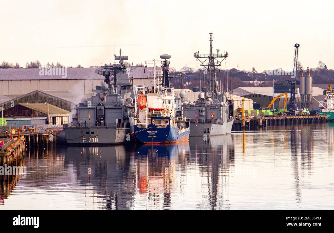 Dundee, Tayside, Schottland, Großbritannien. 21. Januar 2023 UK News: Drei große NATO-Kriegsschiffe aus Deutschland, Polen und dem Vereinigten Königreich sind in Dundee angekommen. Die NATO-Länder beobachten die Entwicklungen im Ukraine-Konflikt sehr genau. Die Ankunft der Schiffe wird die Befürchtungen verstärken, dass die Invasion voranschreitet. Letzte Woche nahm die NATO-Flotte an der NATO-Übung der Dynamischen Garde in der Nordsee Teil, zusammen mit Einheiten der italienischen Marine, der Royal Air Force, der Royal Netherlands Air Force, der Royal Norwegian Air Force und der US Navy. Kredit: Dundee Photographics/Alamy Live News Stockfoto