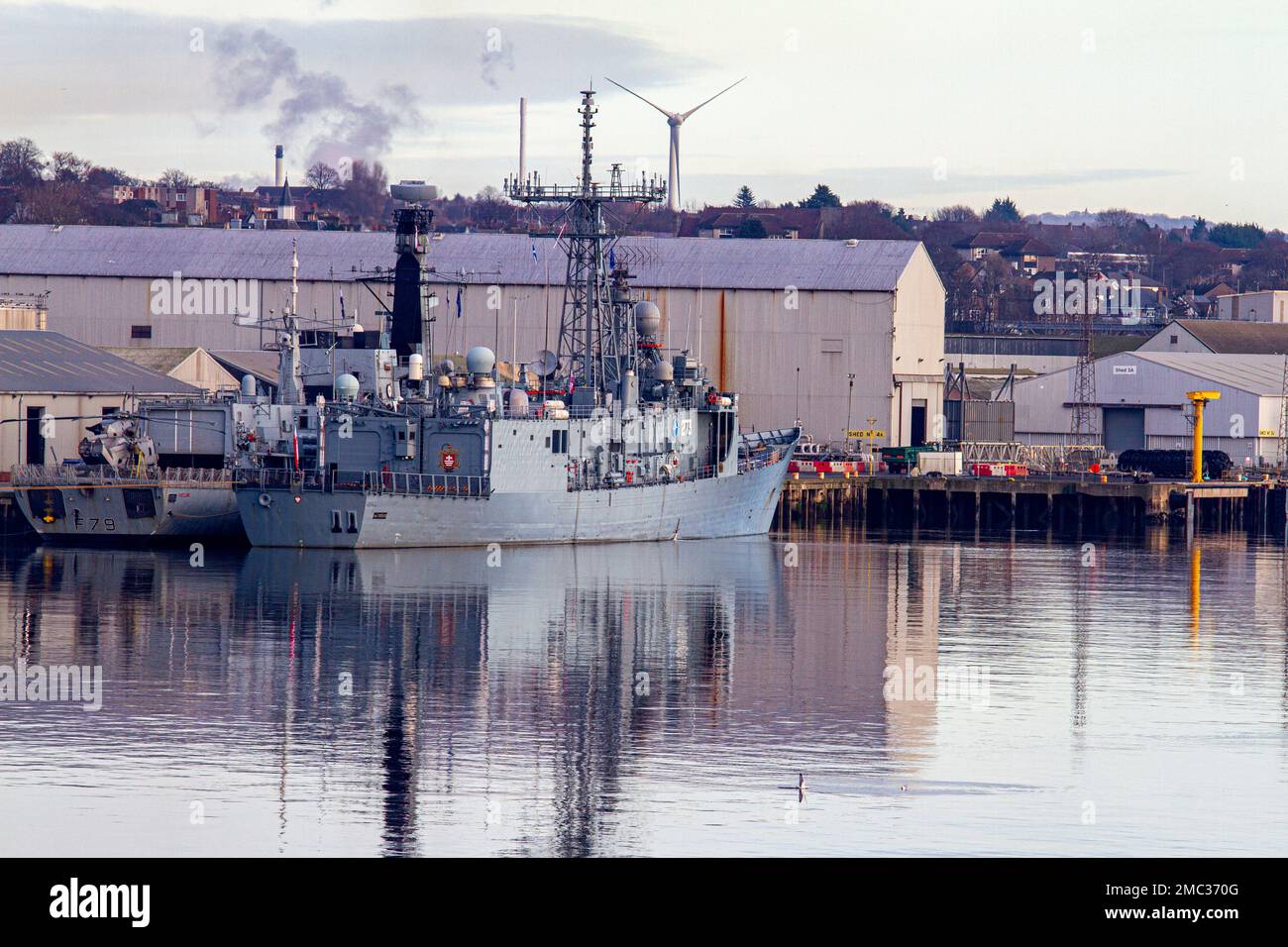 Dundee, Tayside, Schottland, Großbritannien. 21. Januar 2023 UK News: Drei große NATO-Kriegsschiffe aus Deutschland, Polen und dem Vereinigten Königreich sind in Dundee angekommen. Die NATO-Länder beobachten die Entwicklungen im Ukraine-Konflikt sehr genau. Die Ankunft der Schiffe wird die Befürchtungen verstärken, dass die Invasion voranschreitet. Letzte Woche nahm die NATO-Flotte an der NATO-Übung der Dynamischen Garde in der Nordsee Teil, zusammen mit Einheiten der italienischen Marine, der Royal Air Force, der Royal Netherlands Air Force, der Royal Norwegian Air Force und der US Navy. Kredit: Dundee Photographics/Alamy Live News Stockfoto