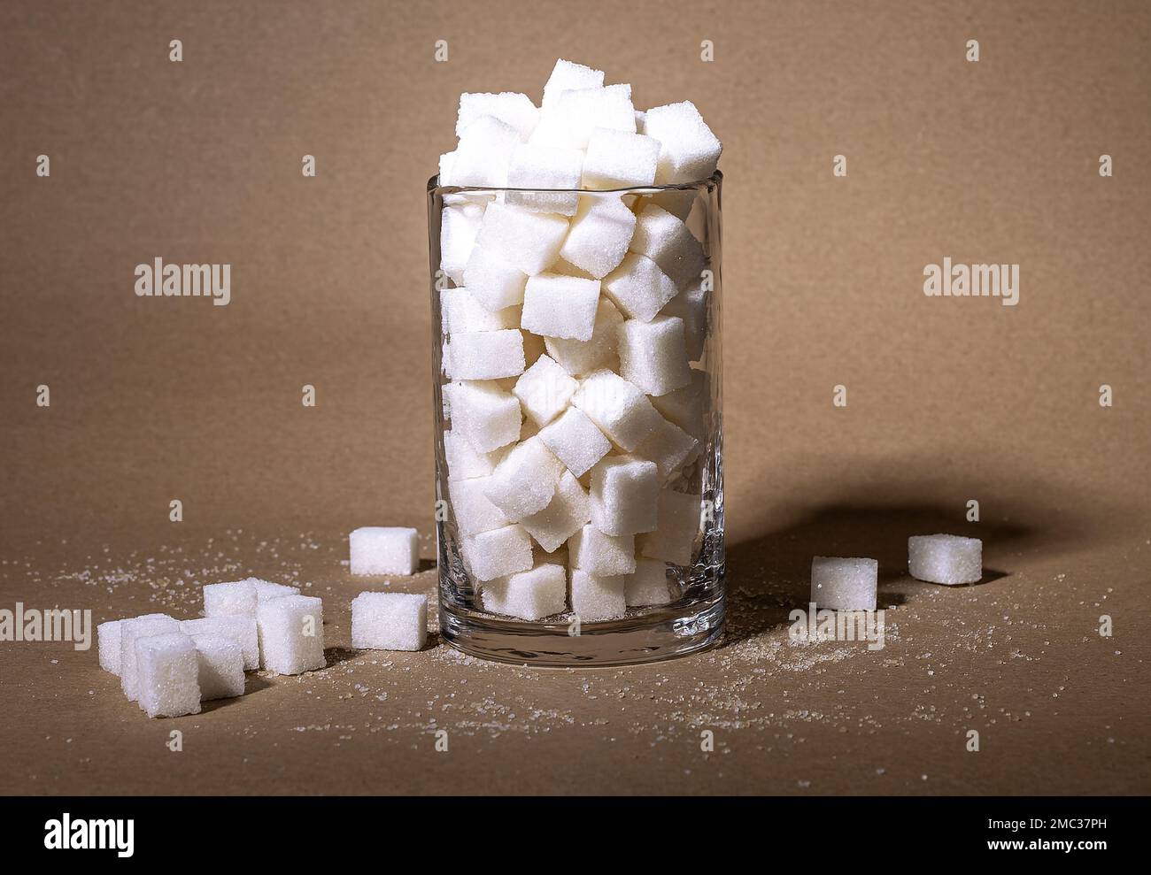 Zuckerkonsum, Überkonsumkonzept. Raffinierte Würfel aus Glas. Zuckersüchtig. Hochwertiges Foto Stockfoto