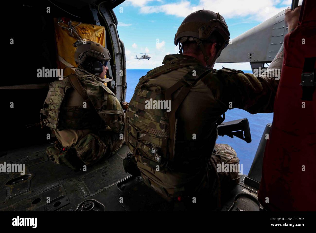 PAZIFIK (24. Juni 2022) Matrosen, die der Sprengstoffbeseitigungsmobileinheit (EODMU) 3 zugeteilt wurden, fliegen in der Kabine eines MH-60s Seahawk Hubschraubers, der den ‚Chargers‘ des Helicopter Sea Combat Squadron (HSC) 14 zugeteilt wurde, während eines Hubschrauberbesuchs, an Bord, Durchsuchungs- und Beschlagnahmungsübung (hvbss) in Zusammenarbeit mit der Abraham Lincoln Carrier Strike Group (ABECSG) und dem Helikopterzerstörer der japanischen Selbstverteidigungskräfte JS Izumo (DDH-184). ABECSG führt derzeit Routineeinsätze in der US-3.-Flotte durch. Ein integraler Bestandteil der USA Pazifikflotte, US-3.-Flotte führt Marinestreitkräfte in der Ind Stockfoto