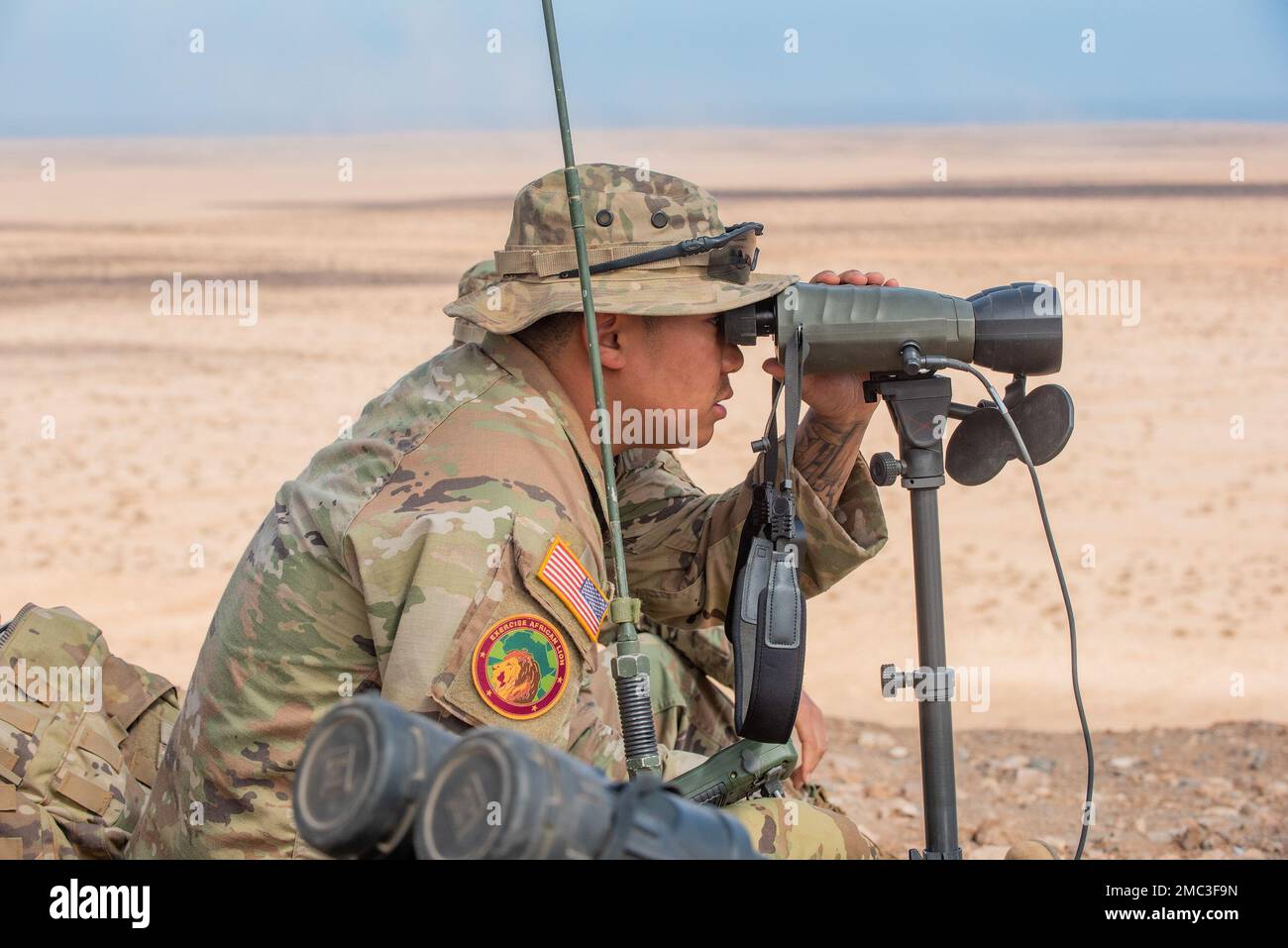 Etwa 80 Soldaten der Idaho Army National Guard im 1. Bataillon des 148. Artillerie-Regiments sowie Pendants aus mehreren Bundesstaaten, darunter Kalifornien, Oregon, Texas, Utah und Wisconsin, trainieren als Teil des African Lion ’22 für die Royal Marokcan Army in der nördlichen Sahara. Das Idaho-Bataillon aus dem 116. Kavallerie-Brigaden-Kampfteam mit Hauptsitz in Pocatello verließ die Vereinigten Staaten am 18. Juni für die zweiwöchige Übung im Ausland mit dem internationalen Partner. Die Soldaten Idahos verbrachten die erste Woche damit, sich auf den kombinierten Mehrwaffenverband vorzubereiten Stockfoto