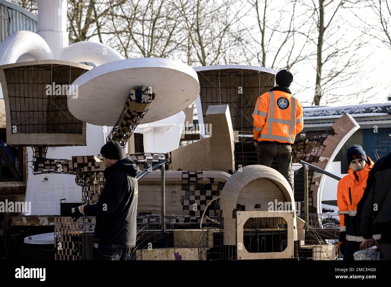 OIRSCHOT - Mitglieder einer Karnevalsvereinigung üben, einen Wagen zu bauen. Im Februar wird im Süden des Landes Karneval gefeiert. ANP ROB ENGELAAR netherlands Out - belgium Out Credit: ANP/Alamy Live News Stockfoto