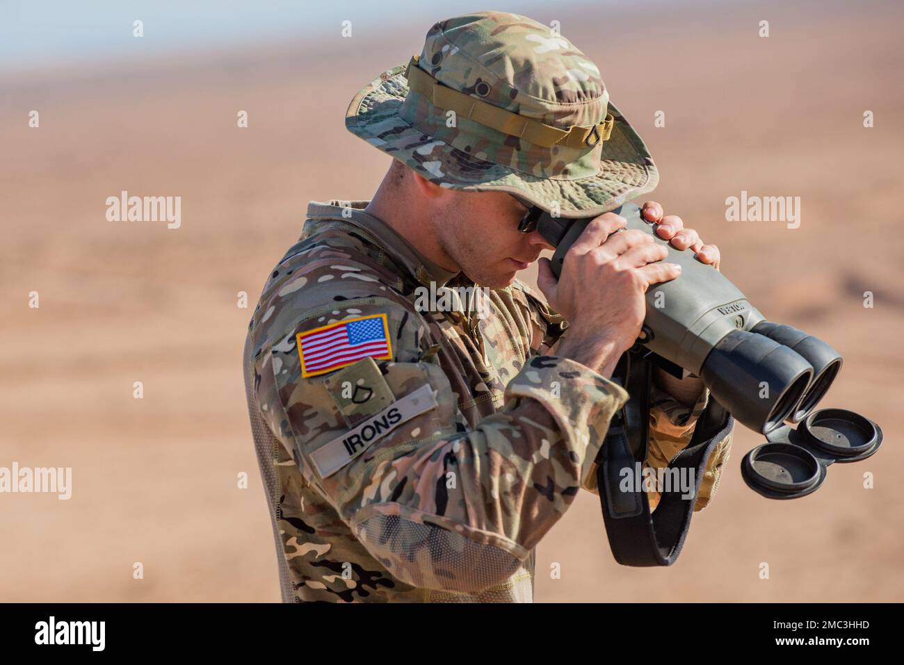 Etwa 80 Soldaten der Idaho Army National Guard im 1. Bataillon des 148. Artillerie-Regiments sowie Pendants aus mehreren Bundesstaaten, darunter Kalifornien, Oregon, Texas, Utah und Wisconsin, trainieren als Teil des African Lion ’22 für die Royal Marokcan Army in der nördlichen Sahara. Das Idaho-Bataillon aus dem 116. Kavallerie-Brigaden-Kampfteam mit Hauptsitz in Pocatello verließ die Vereinigten Staaten am 18. Juni für die zweiwöchige Übung im Ausland mit dem internationalen Partner. Die Soldaten Idahos verbrachten die erste Woche damit, sich auf den kombinierten Mehrwaffenverband vorzubereiten Stockfoto