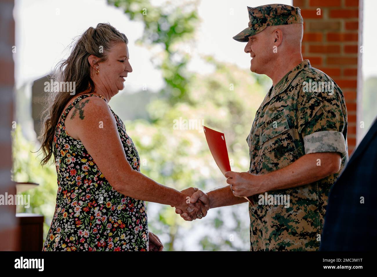 Lisa Castleberry erhält eine Auszeichnung von Oberst Dennis Sampson, Befehlshaber der 26. Marine Expeditionary Unit, 2. Marine Expeditionary Force, während ihrer Ruhestandszeremonie in Camp Lejeune, N.C., am 24. Juni 2022. Castleberry war 12 Jahre lang als Koordinatorin für Einsatzbereitschaft bei der MEU von 26. tätig und als vertrauenswürdiger Berater für eine Reihe von Major-Befehlshabern und Sergeants tätig. Heute trifft sie sie persönlich und aus der Ferne, um ihr anhaltendes Vermächtnis zu feiern. Stockfoto