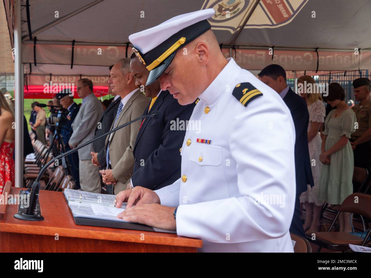 USA Navy-Leutnant Andrew P. Wyns, Kaplan, überreicht den Segen während der Zeremonie des Kommandowechsels der Marine Corps Embassy Security Group (MCESG) auf der Marinekorps-Basis Quantico, Virginia, am 24. Juni 2022. Aufgabe der MCESG ist es, die Einsatzbereitschaft, die Verwaltung, die logistische Unterstützung und die Disziplin von Marines, die als Marine Security Guards (MSGs) tätig sind, zu überprüfen, auszubilden, zuzuweisen und sicherzustellen. Msgs unterstützen diplomatische Missionen der USA zur Unterstützung des Außenministeriums und zum Schutz von Personal, als Verschlusssache eingestuftem Material und US-Eigentum. Stockfoto